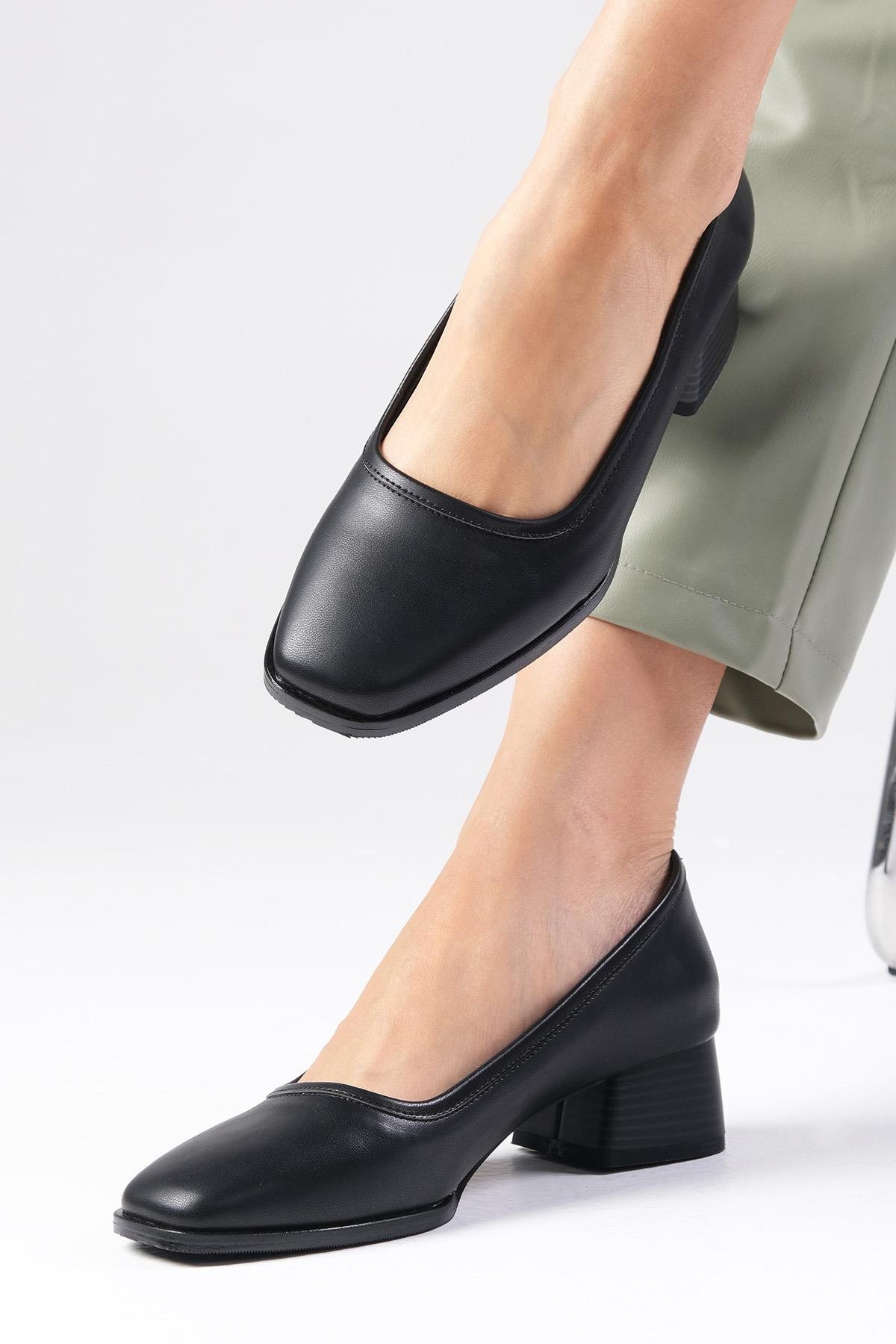 Mona Siyah Renk Kalın Tabanlı Kısa Topuklu Ayakkabı