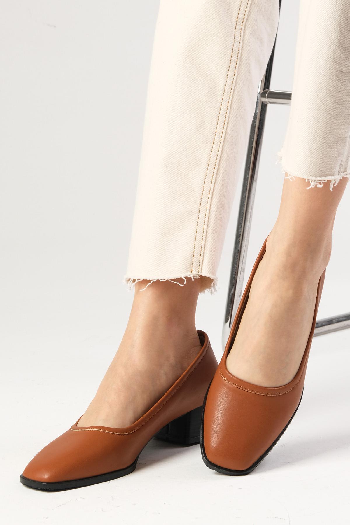 Mona Taba Renk Kalın Tabanlı Kısa Topuklu Ayakkabı