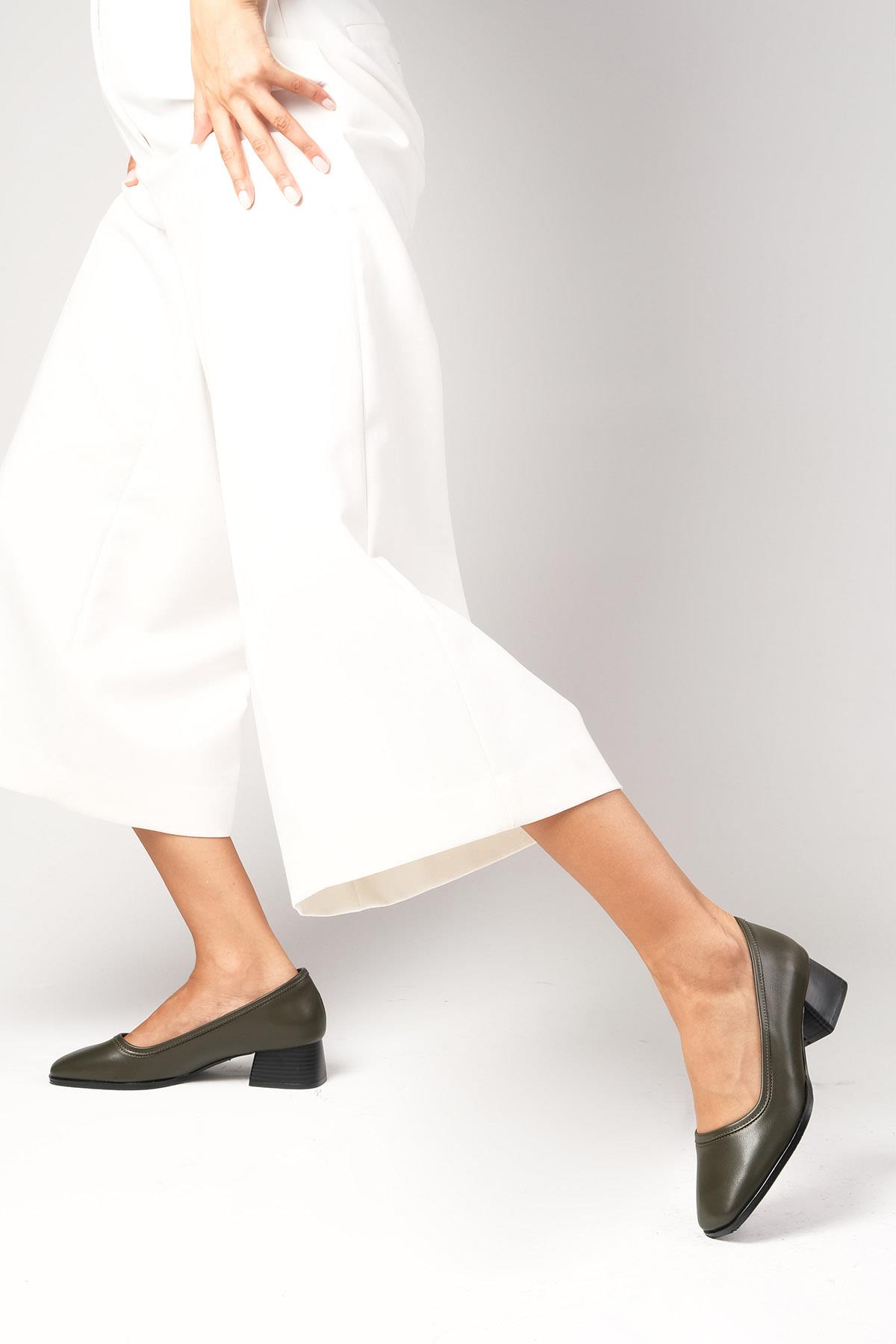 Mona Yağ Yeşili Renk Kalın Tabanlı Kısa Topuklu Ayakkabı