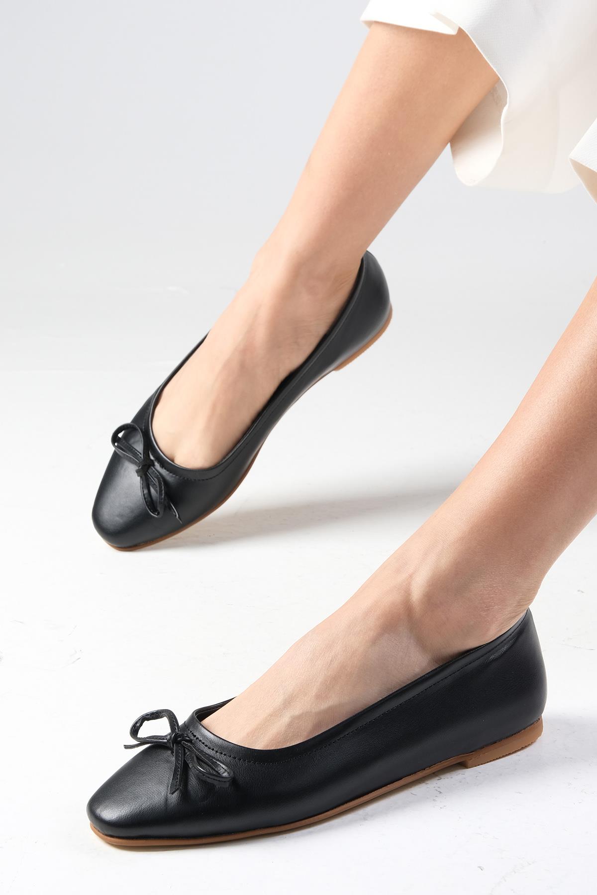 Nelly Siyah Renk Fiyonk Aksesuarlı  Babet