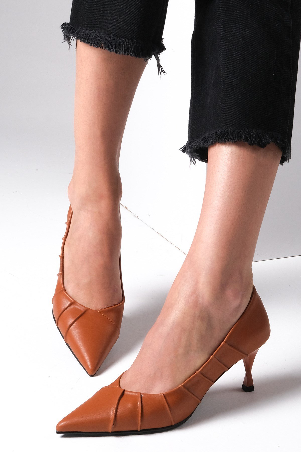 Nina Taba Renk Büzgülü Topuklu Ayakkabı