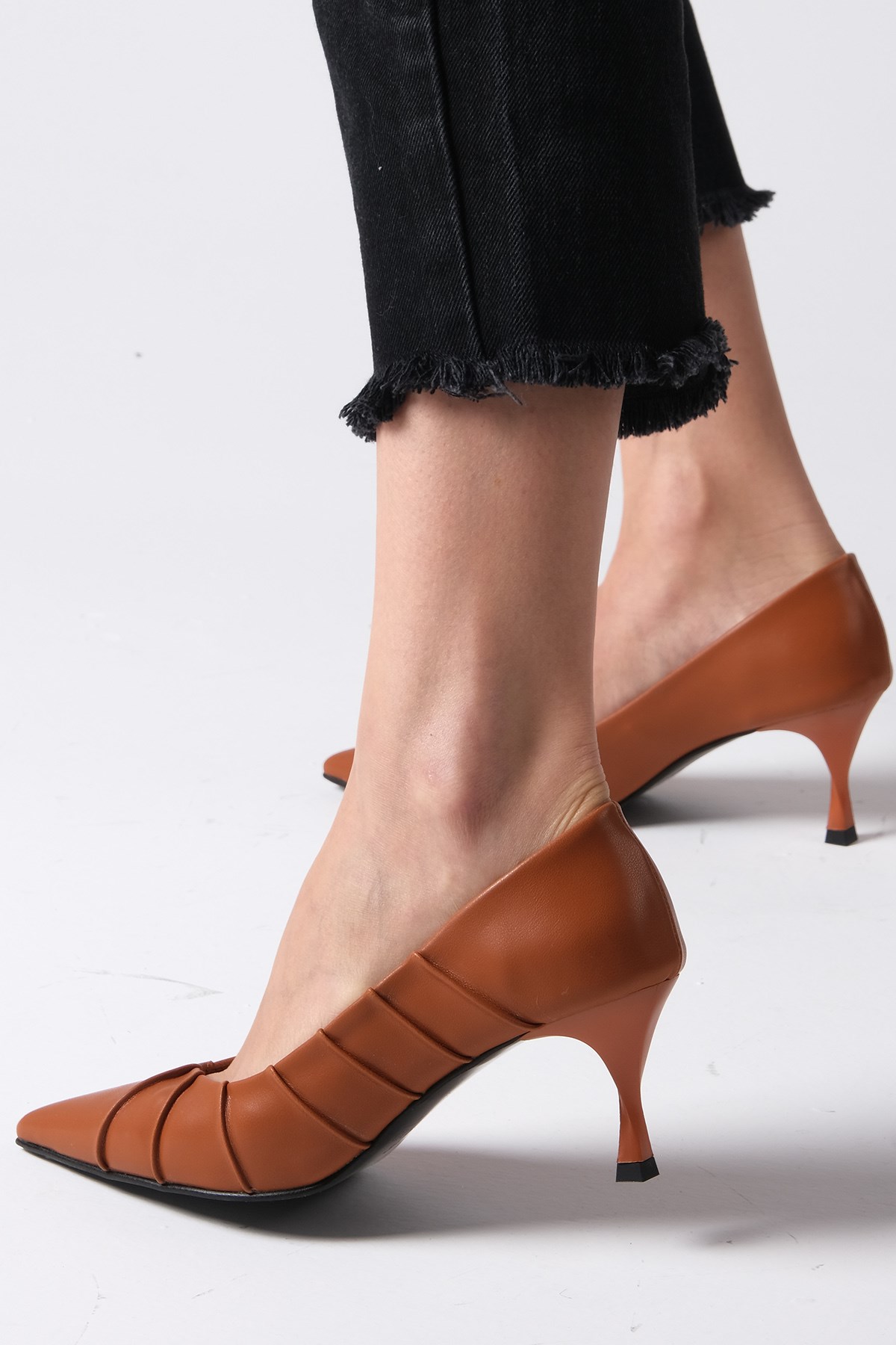 Nina Taba Renk Büzgülü Topuklu Ayakkabı