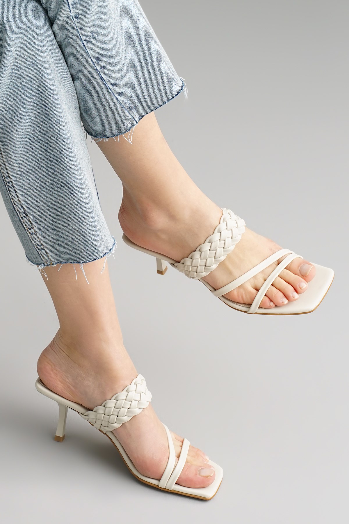 Petra Bej Renk Örgü Bantlı Topuklu Terlik