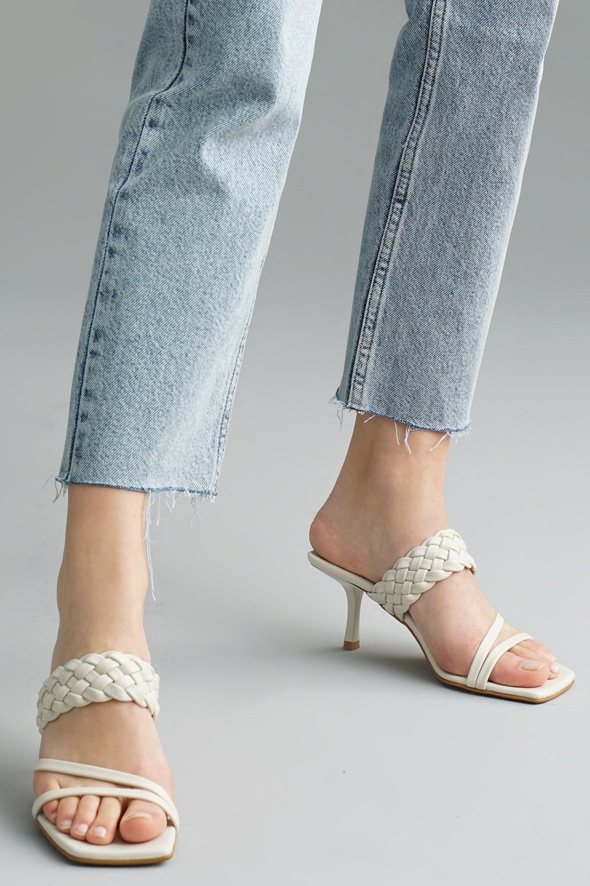 Petra Bej Renk Örgü Bantlı Topuklu Terlik