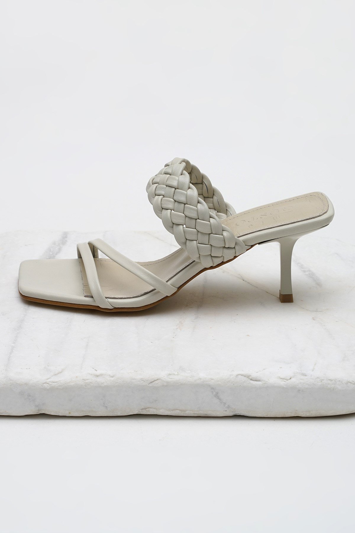 Petra Bej Renk Örgü Bantlı Topuklu Terlik