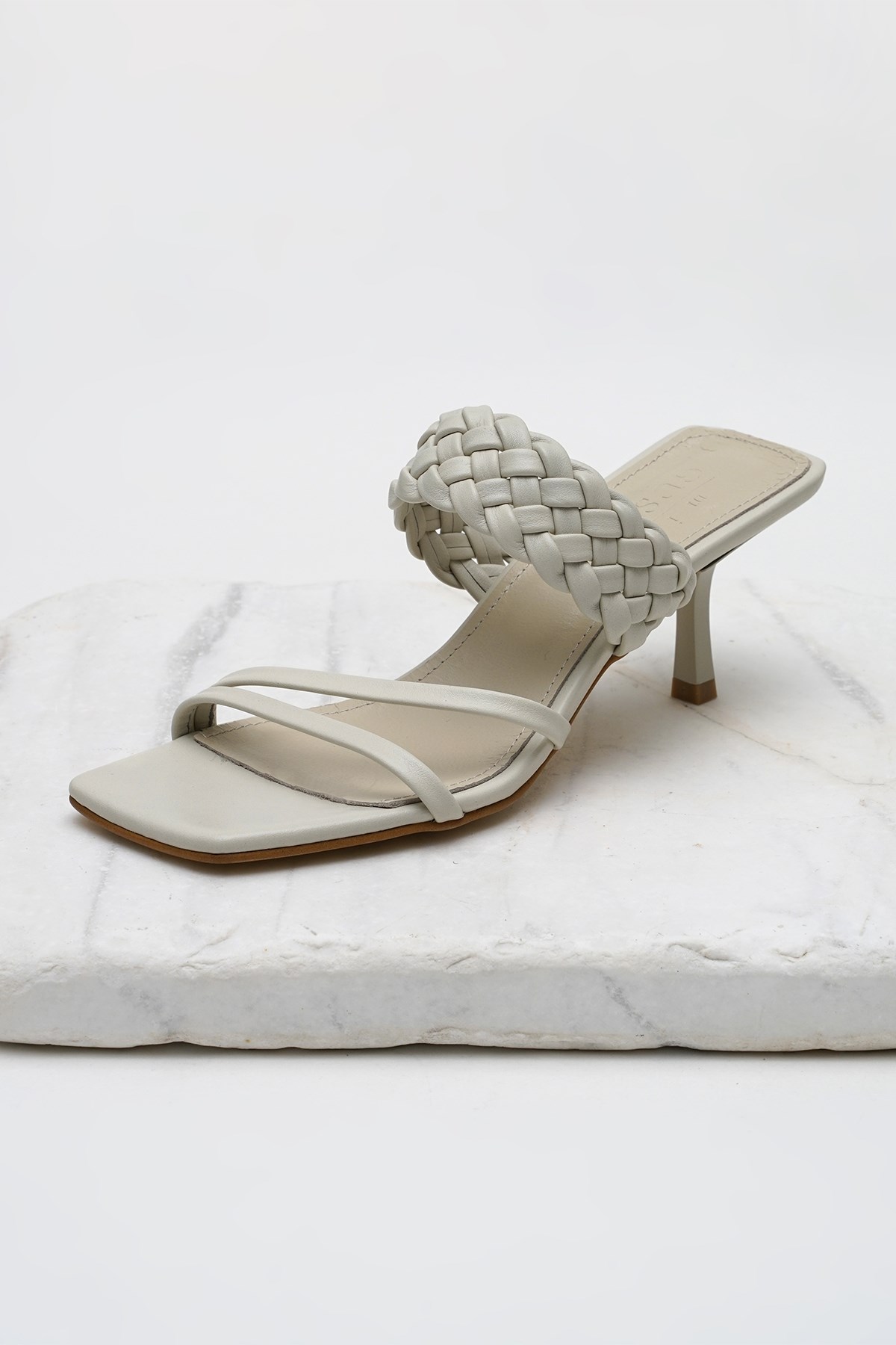 Petra Bej Renk Örgü Bantlı Topuklu Terlik