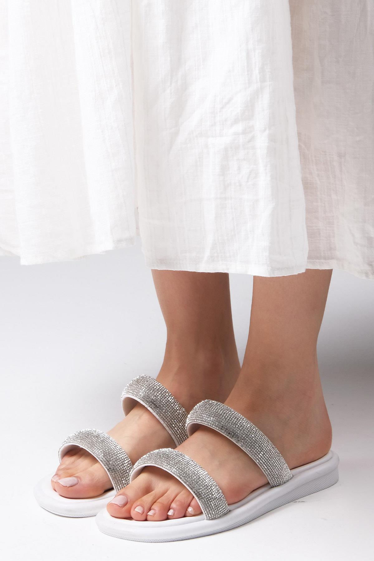 Regina Beyaz Renk Çift Bantlı Taşlı Terlik