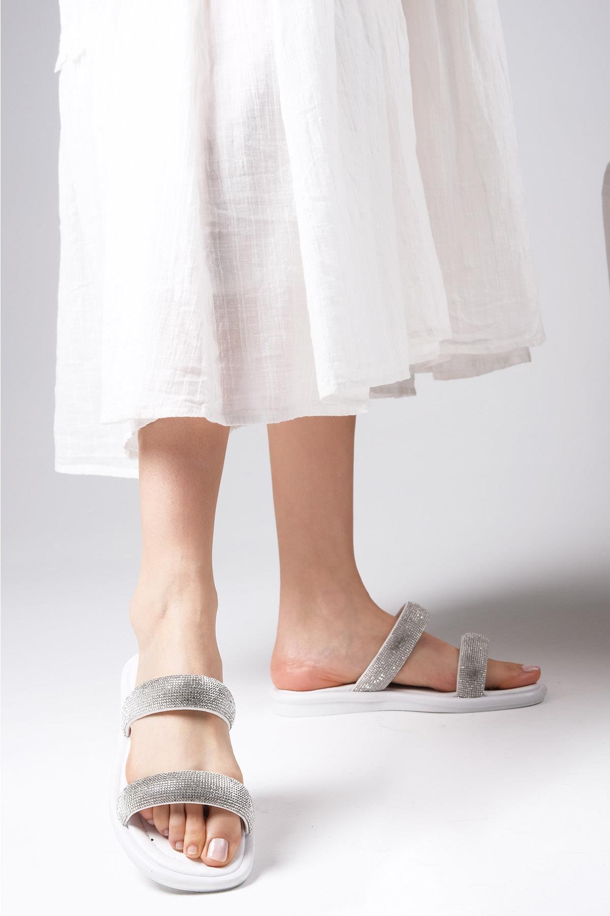 Regina Beyaz Renk Çift Bantlı Taşlı Terlik