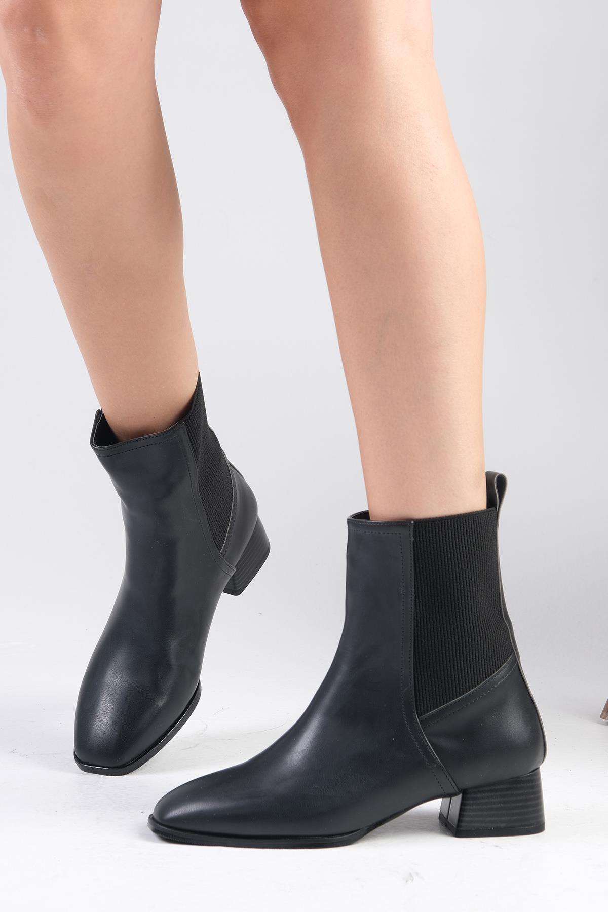 Shania Siyah Renk Küt Burunlu Lastikli Bot