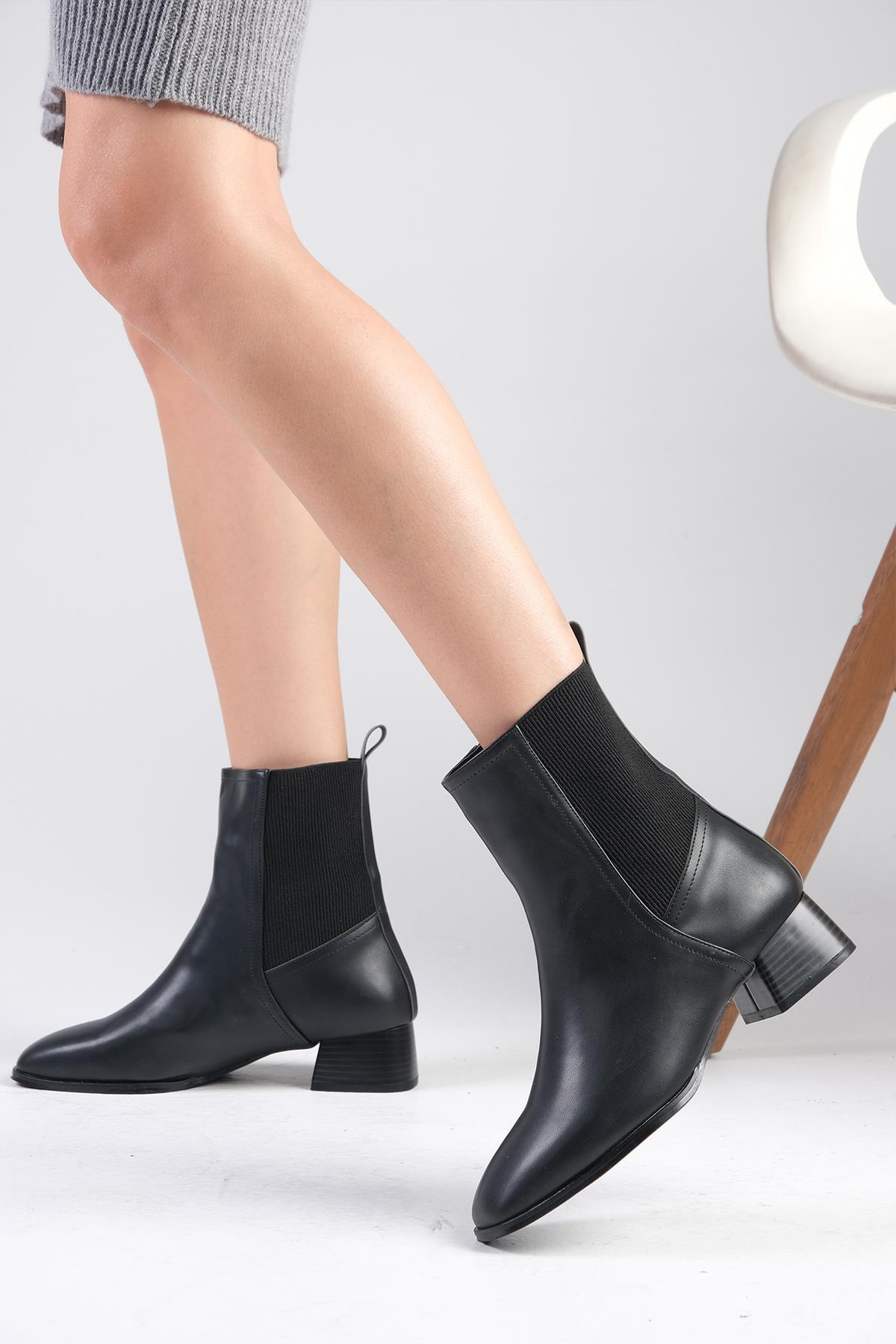 Shania Siyah Renk Küt Burunlu Lastikli Bot