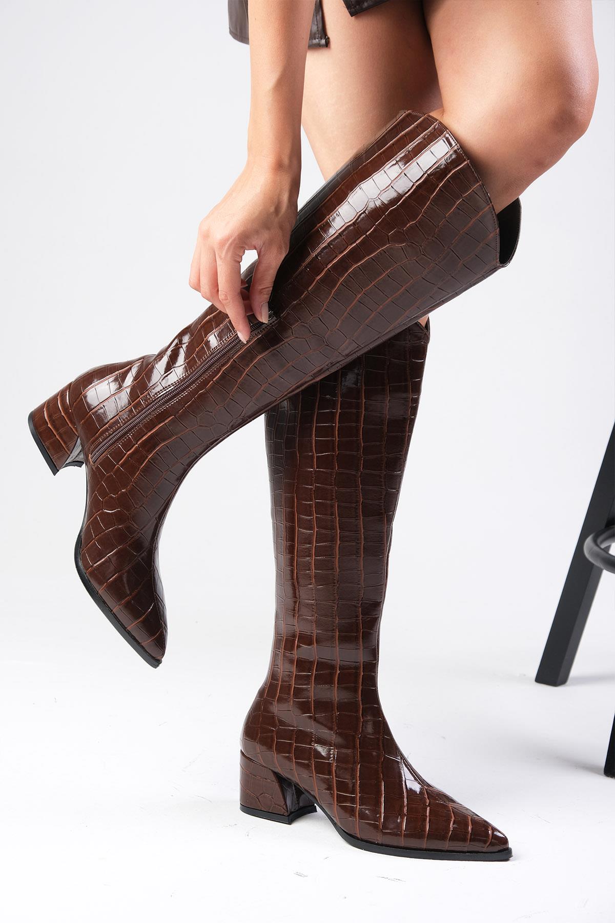 Siena Taba Renk Krokodil Desenli Topuklu Çizme