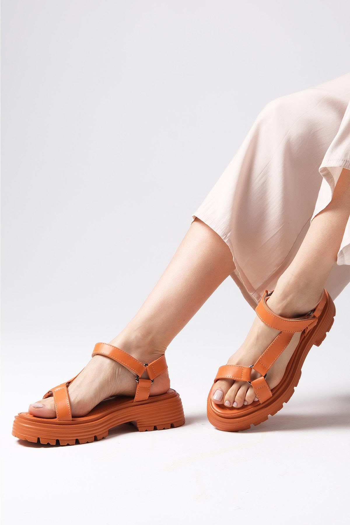 Sierra Turuncu Renk Kalın Tabanlı Sandalet