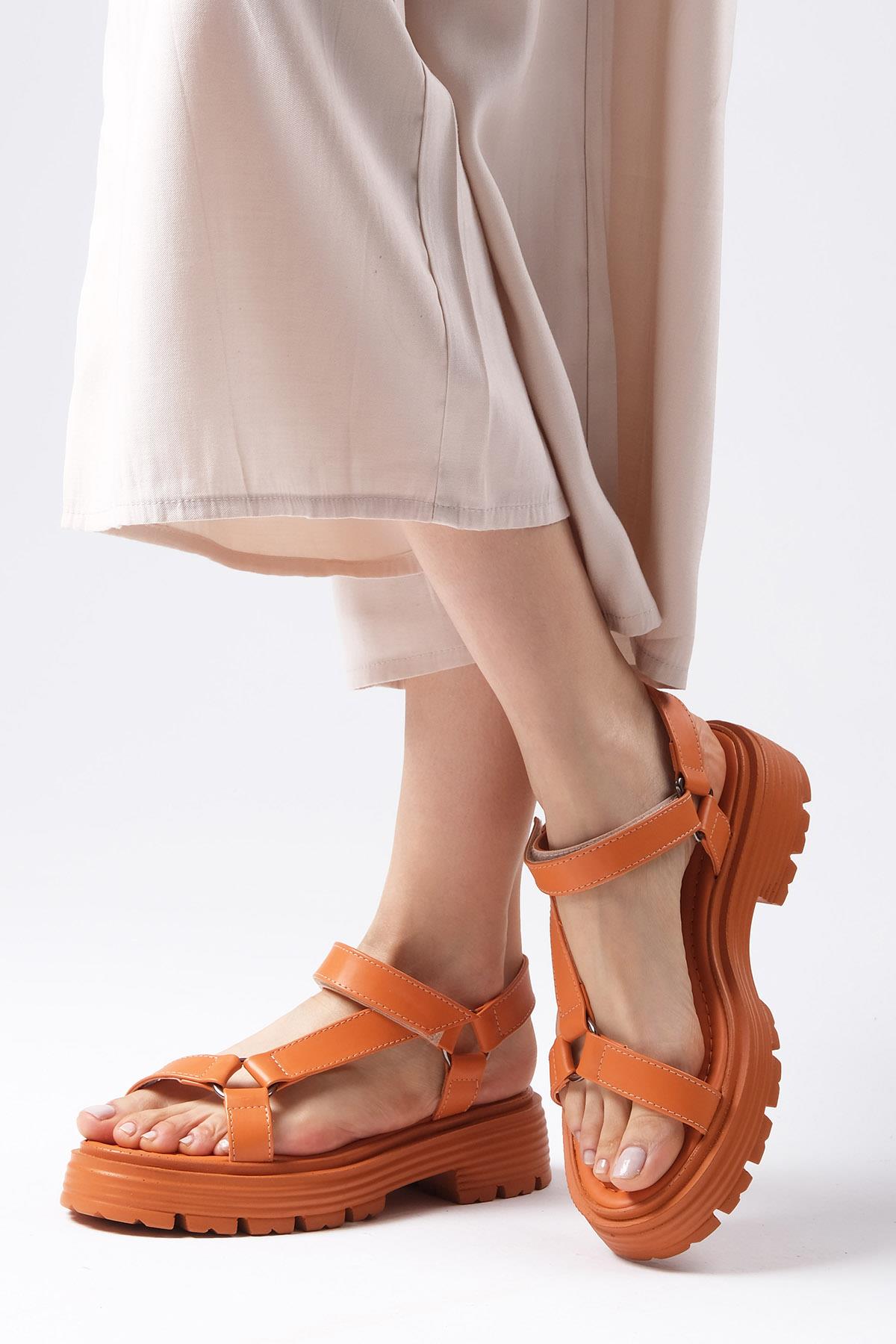 Sierra Turuncu Renk Kalın Tabanlı Sandalet