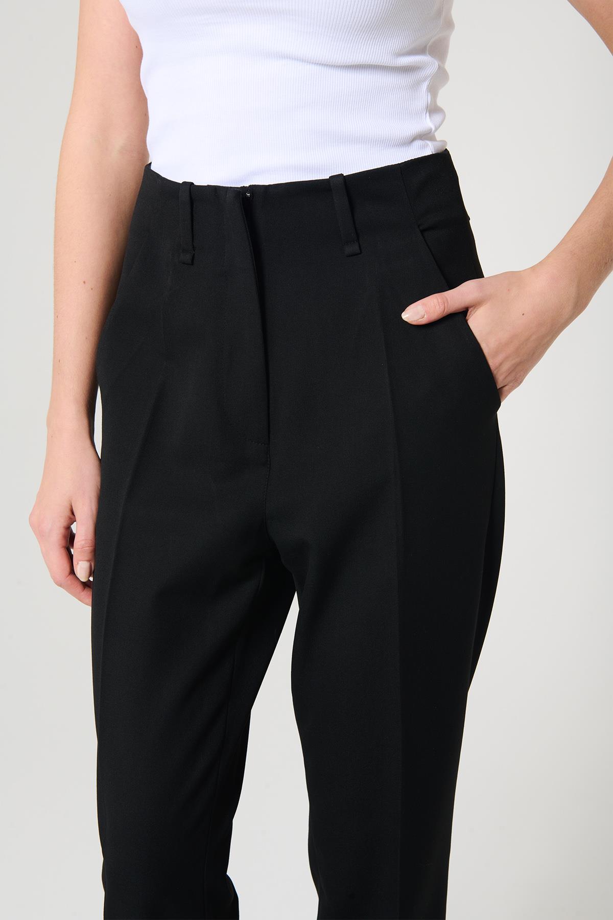 Siyah Renk Havuç Pantolon