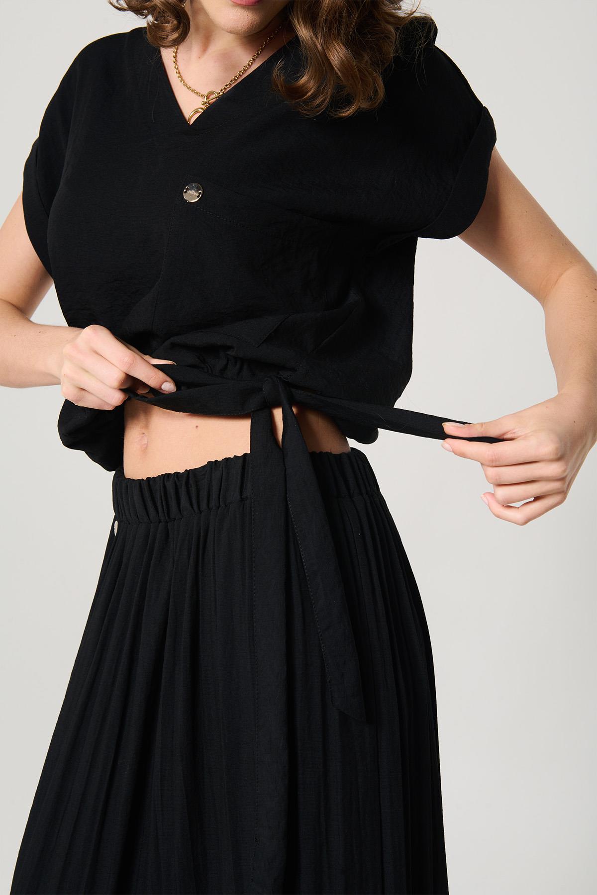 Siyah Renk Kare Cepli Bluz