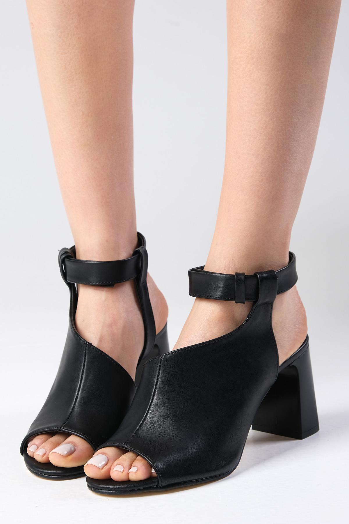 Sonya Siyah Renk Asimetrik Kesimli Topuklu Sandalet