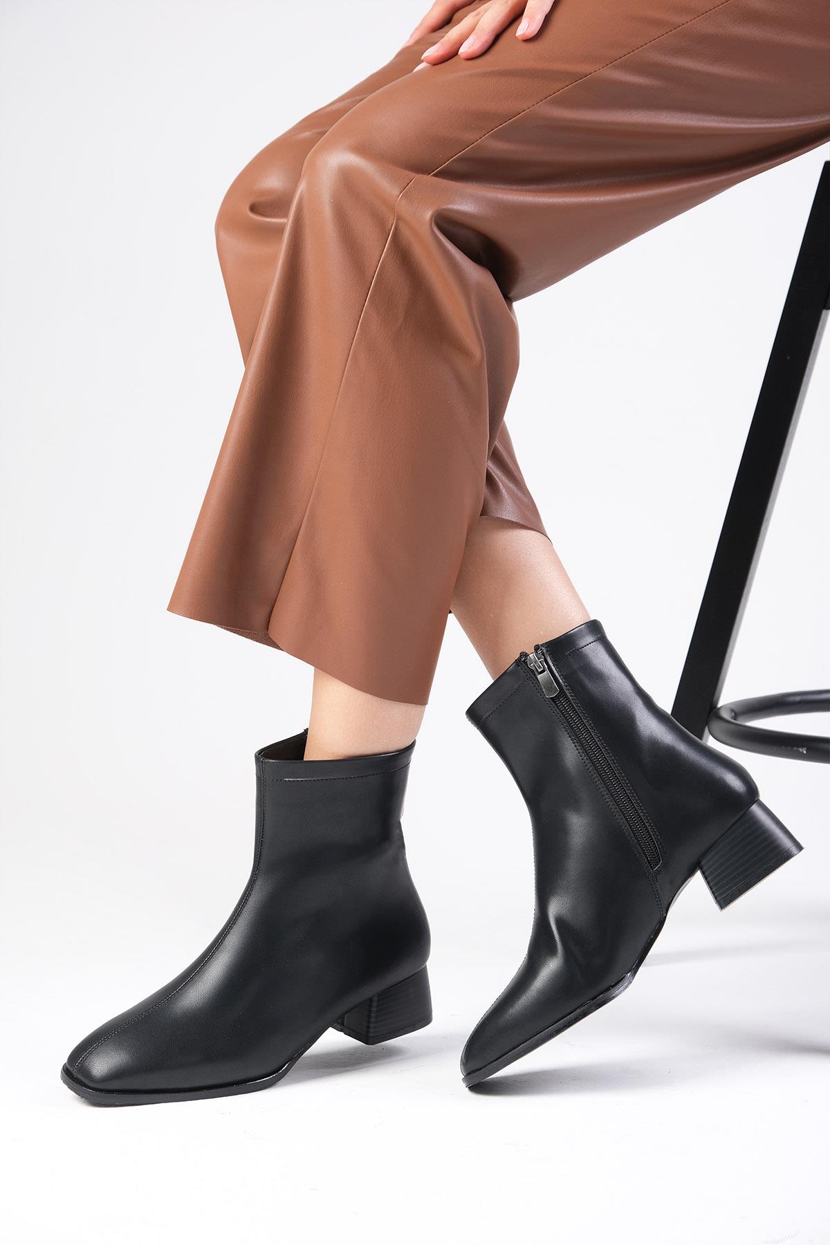 Tori Siyah Renk Küt Burunlu Bot