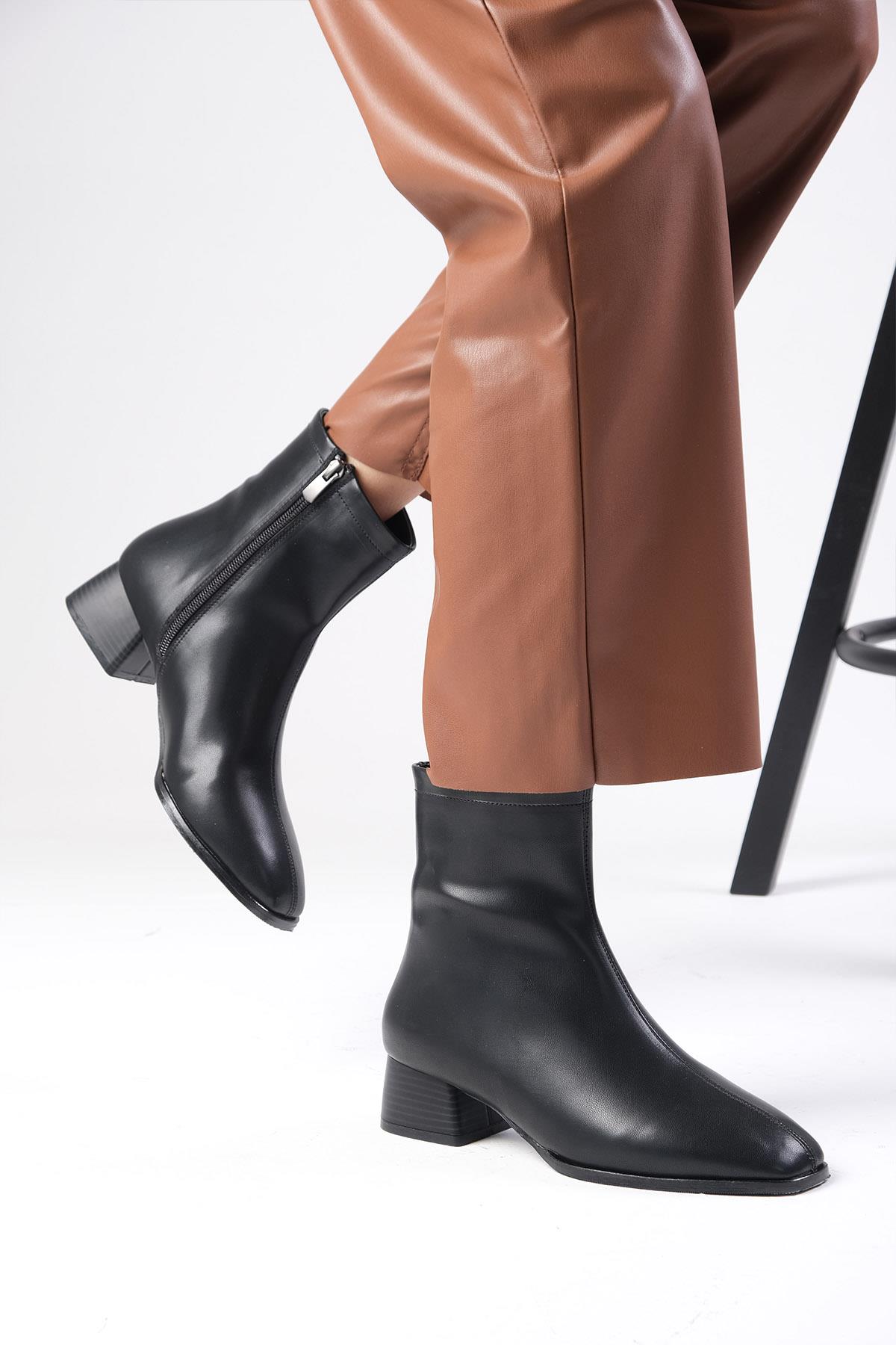 Tori Siyah Renk Küt Burunlu Bot