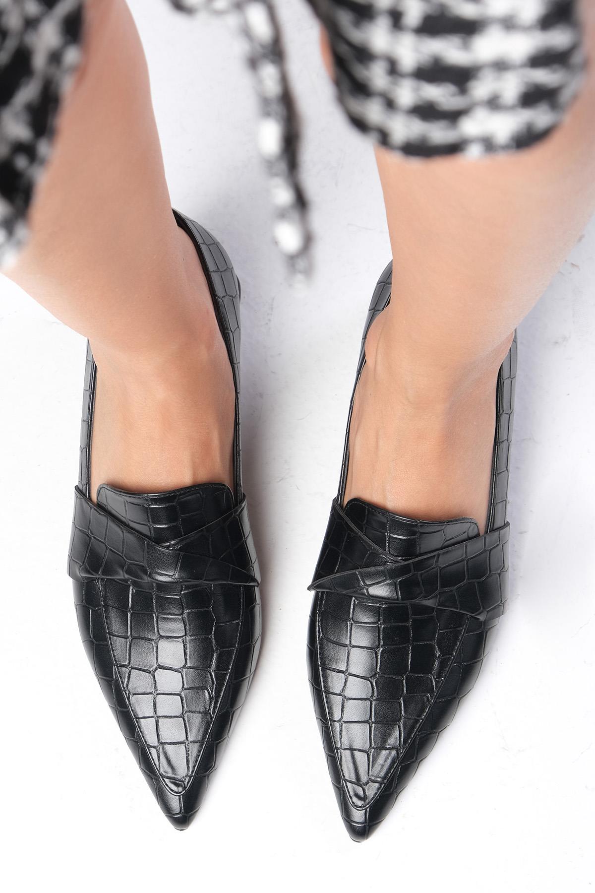 Vilda Siyah Renk Kısa Topuklu Ayakkabı