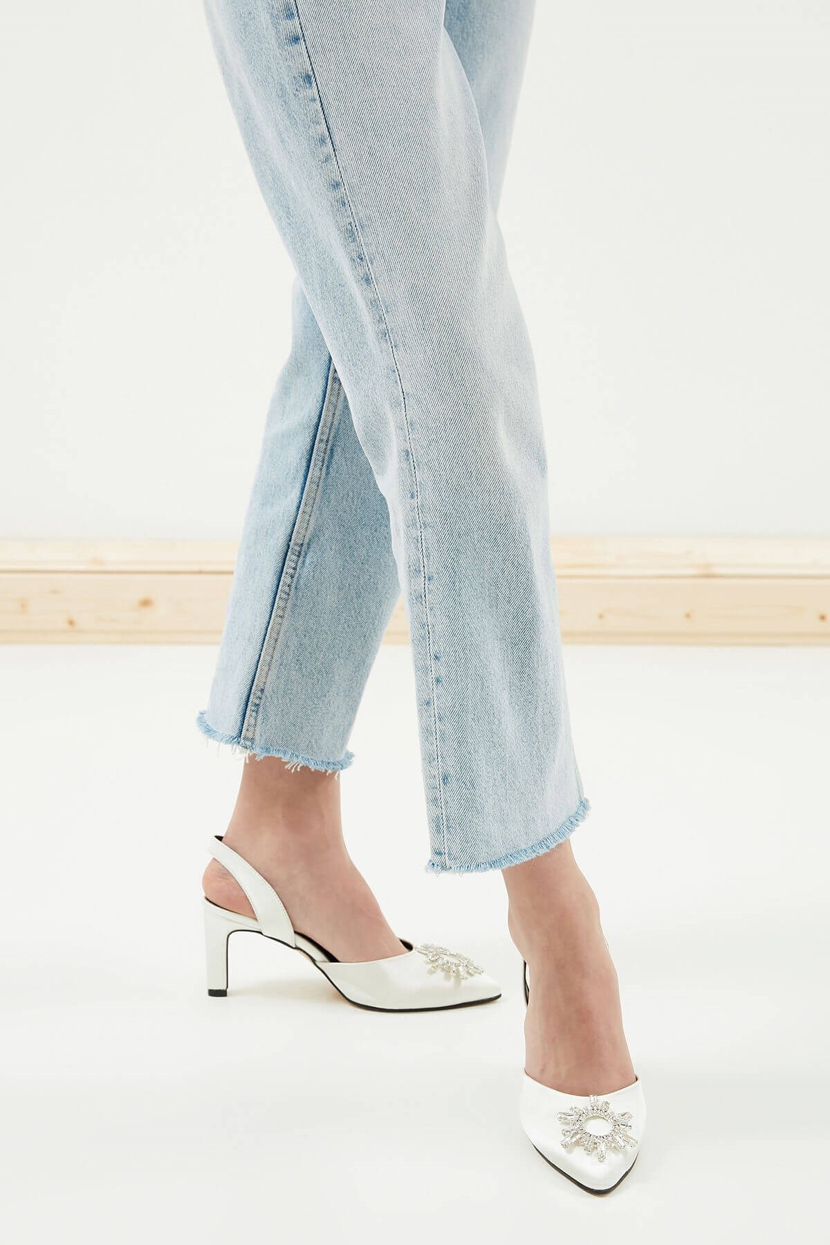 Zoey Beyaz Kısa Topuklu Taşlı Abiye Ayakkabı