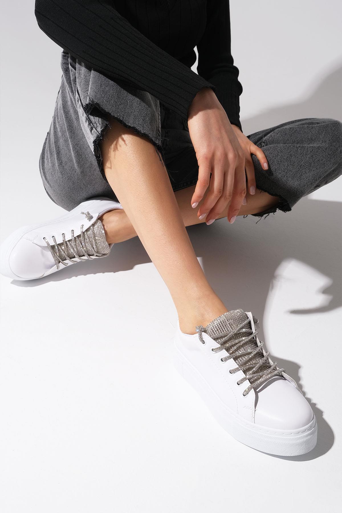 Mio Gusto Beyaz Renk Taşlı Bağcık Aksesuarlı Sneaker