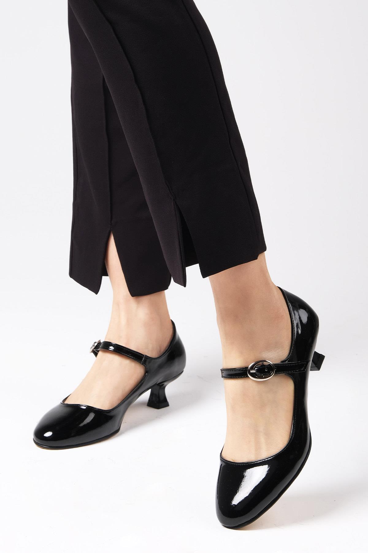 Mio Gusto Siyah Renk Rugan Kısa Topuklu Ayakkabı