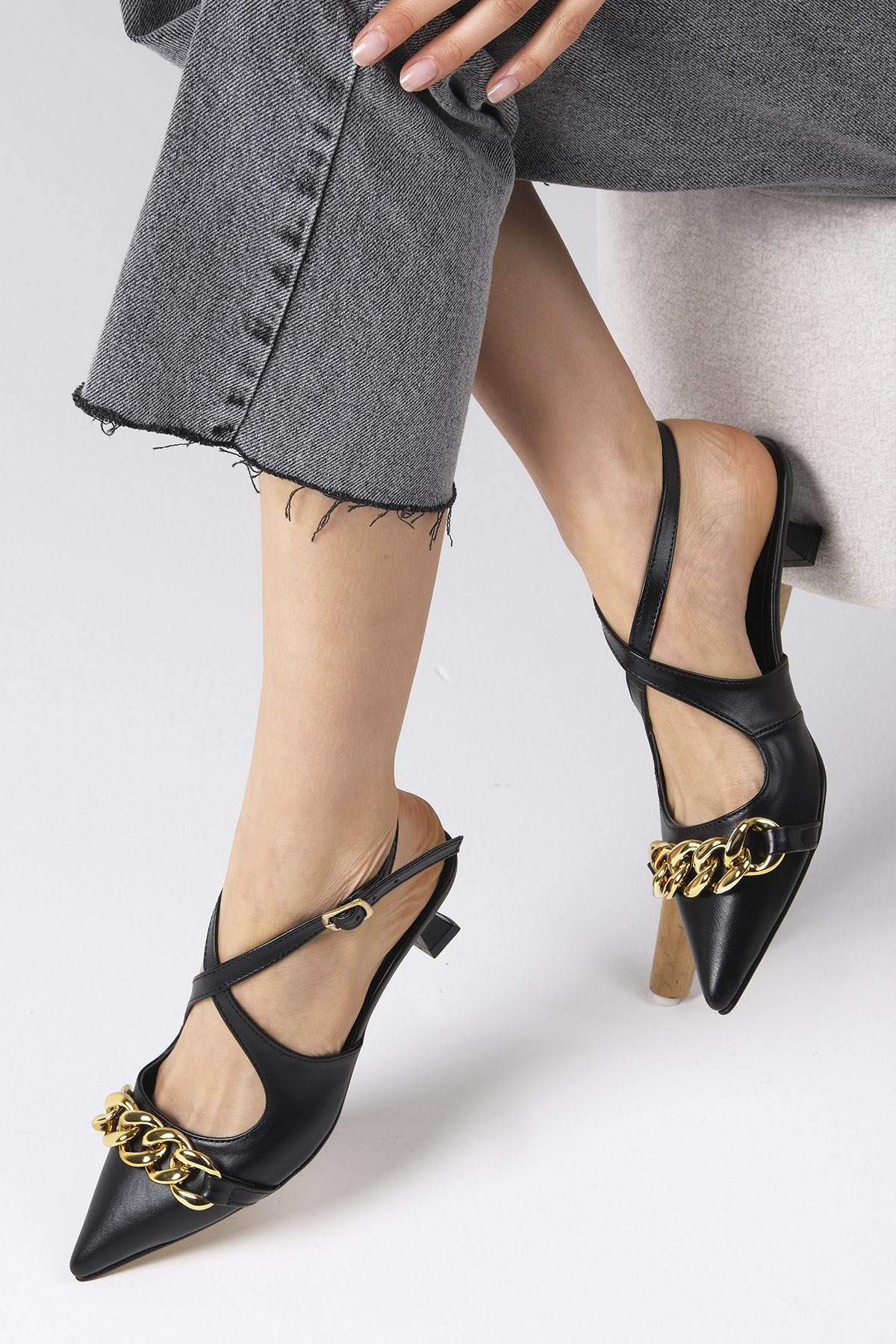 Mio Gusto Siyah Renk Zincir Aksesuarlı Kısa Topuklu Ayakkabı
