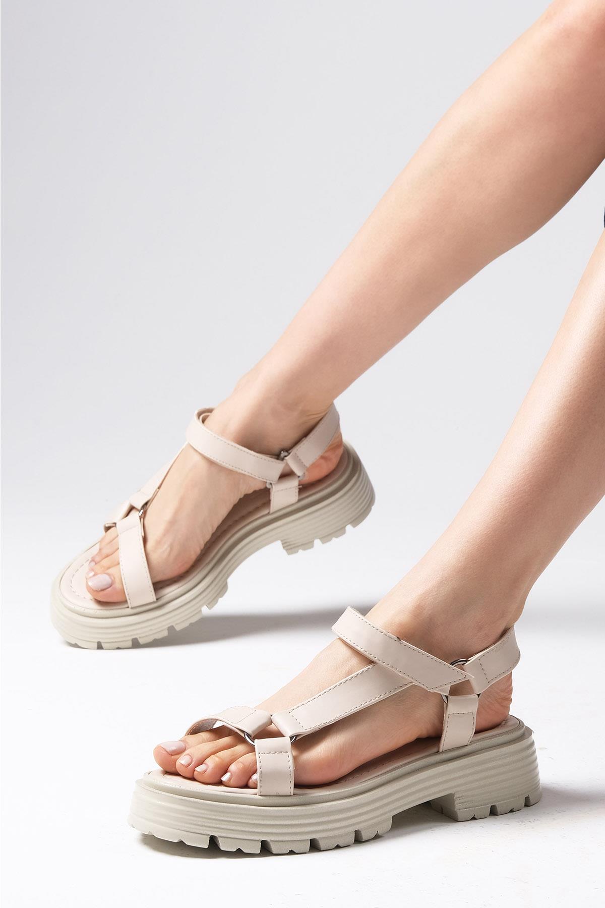 Mio Gusto Bej Renk Kalın Tabanlı Cırtlı Sandalet