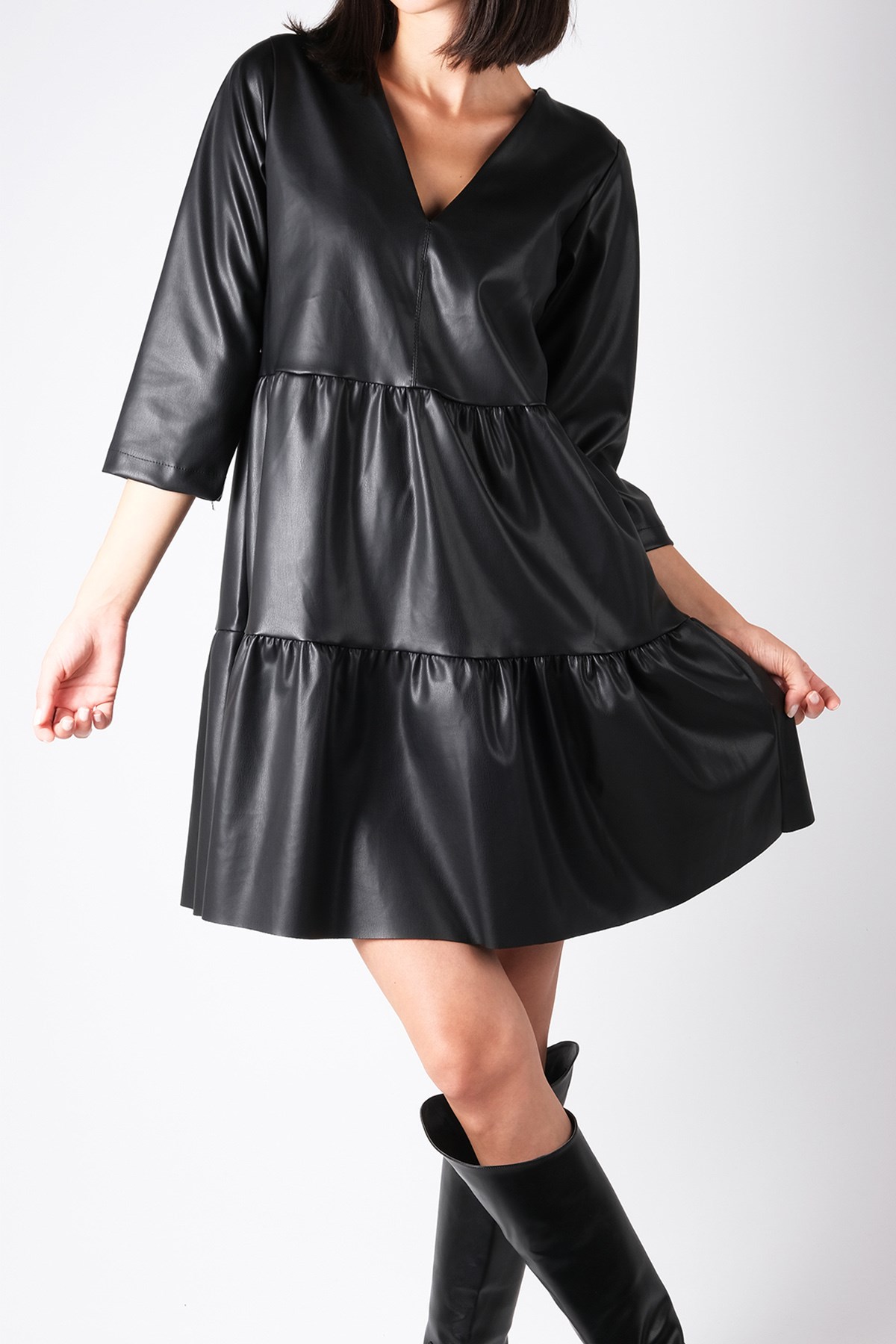 Mio Gusto Siyah Renk Deri, V Yaka Volanlı Kadın Elbise
