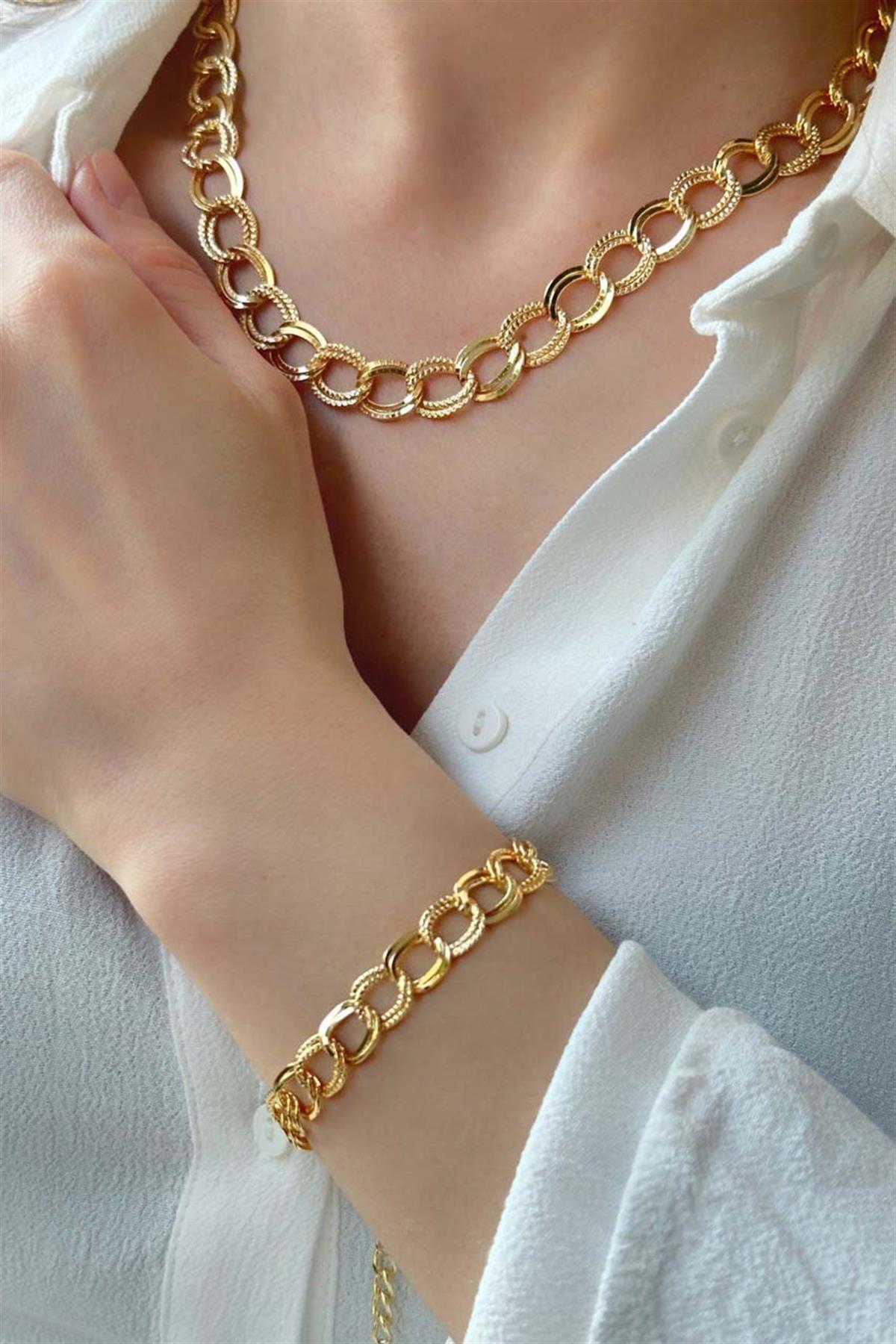  Gold Rengi Halka Detaylı Kolye