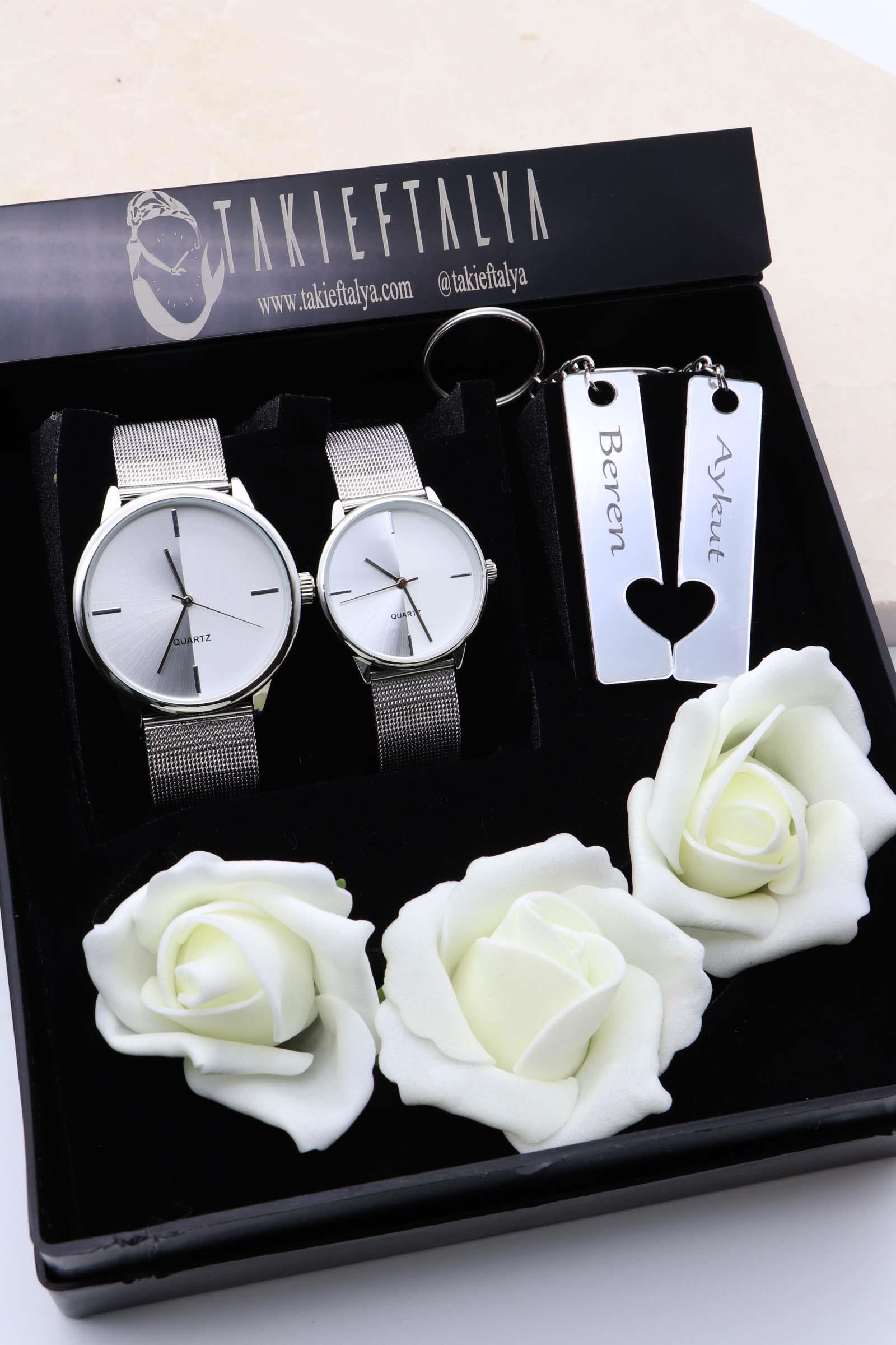 Lüx Güllü Kutusunda CK Modeli Çift Saati ve İsimli Kalp Anahtarlık Seti