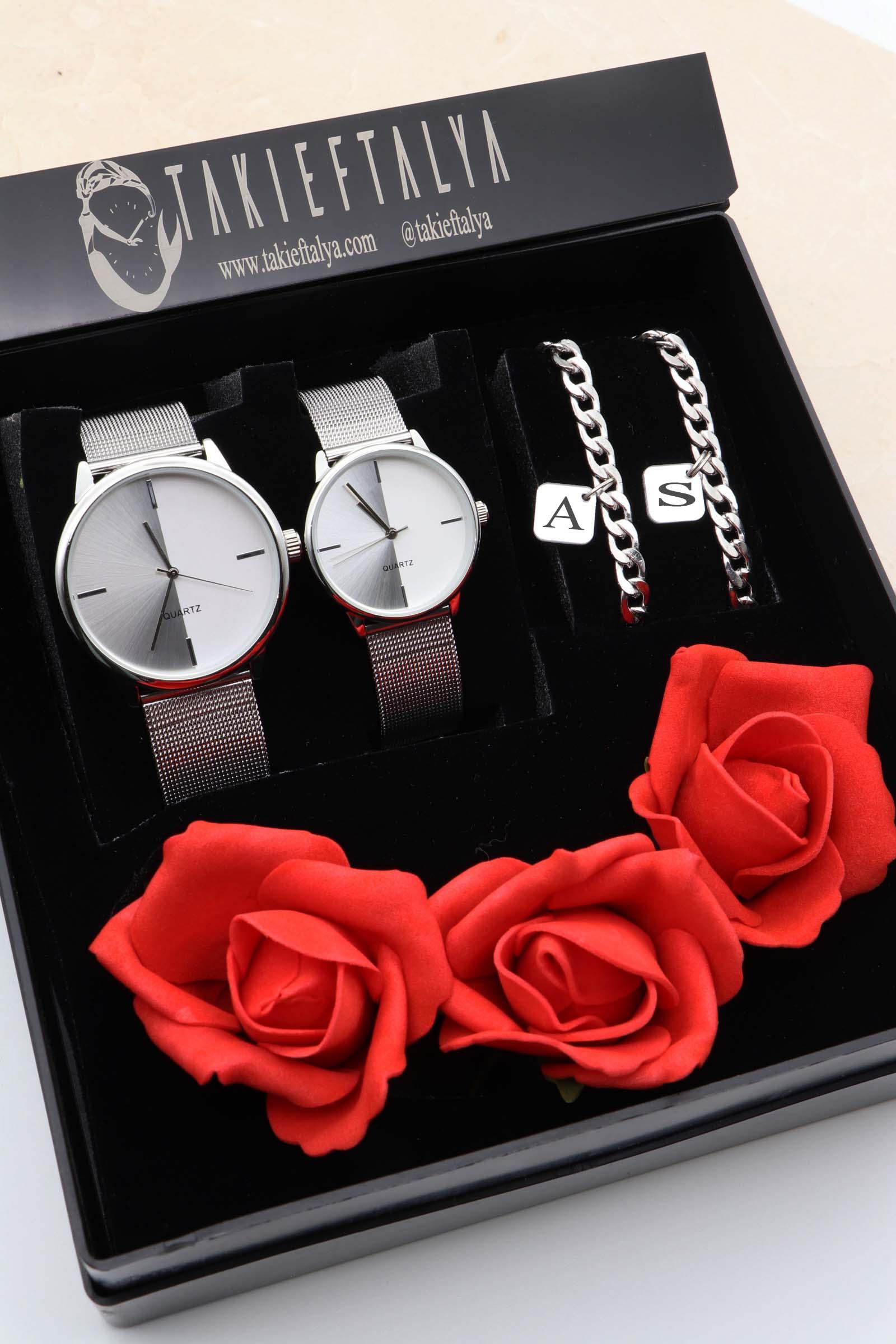 Lüx Güllü Kutusunda CK Modeli Çift Saati ve Harfli Künye Bileklik Seti