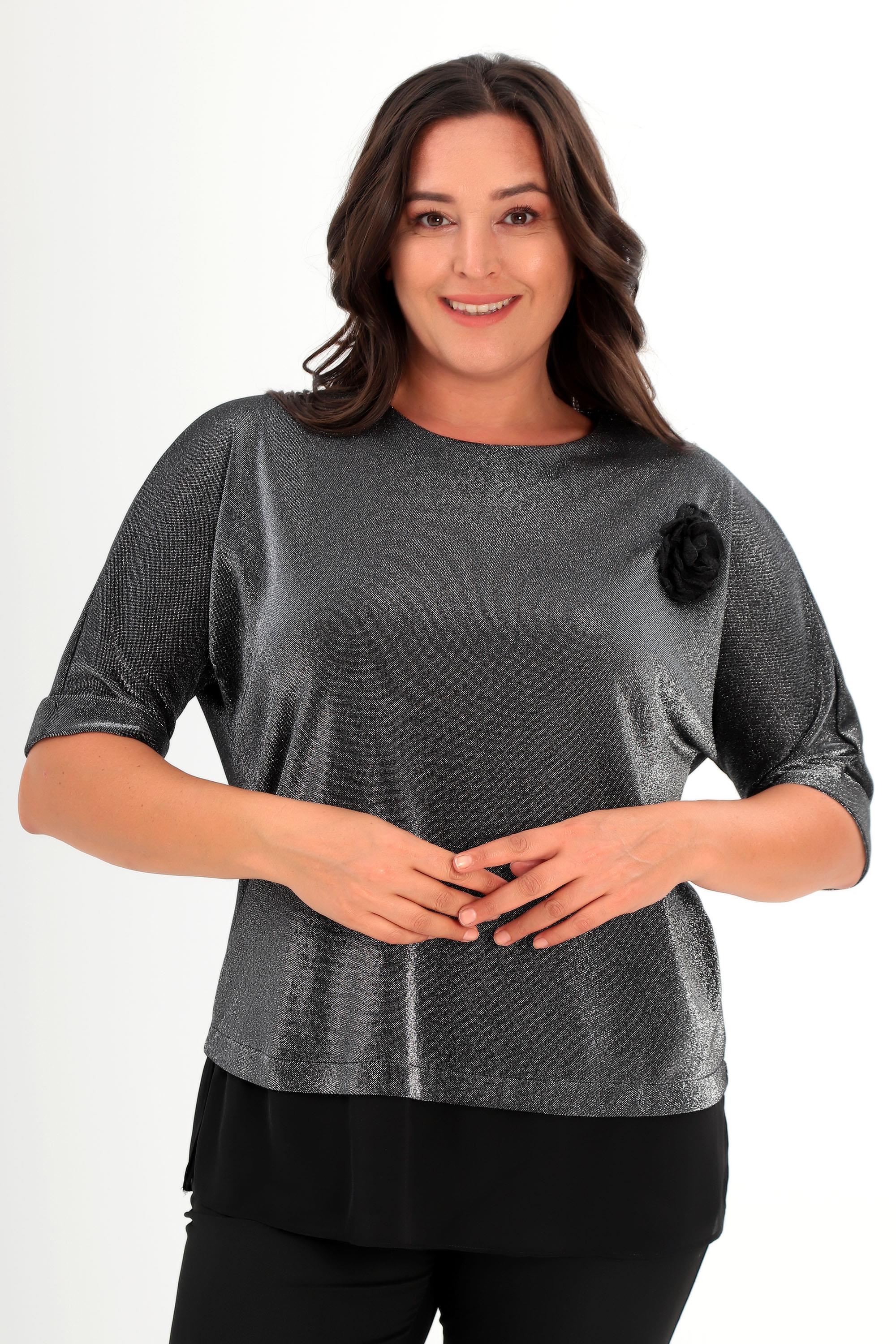 Trend42plus Büyük Beden Simli Çiçek Broşlu Siyah Bluz