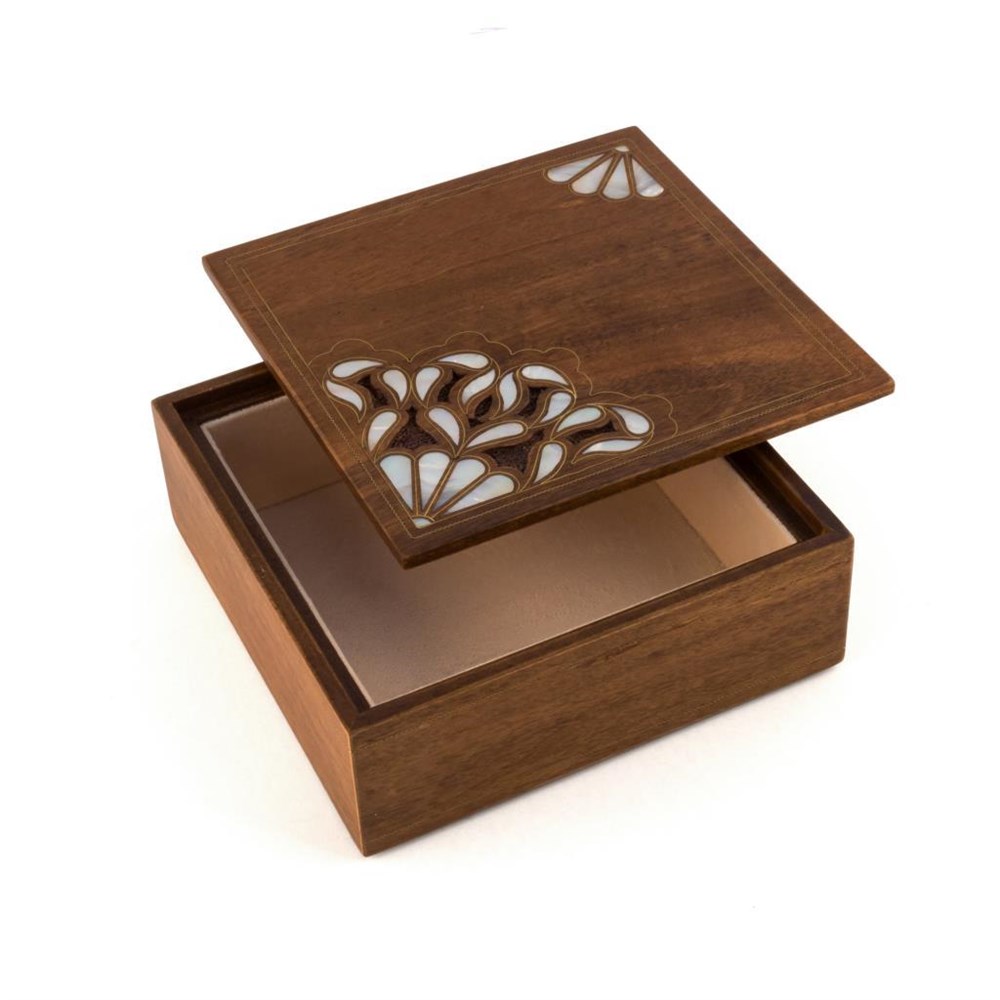 SEDEFLİ BAKIR İŞ KAPAKLI CEVİZ KUTU(20*20*7.5 cm)