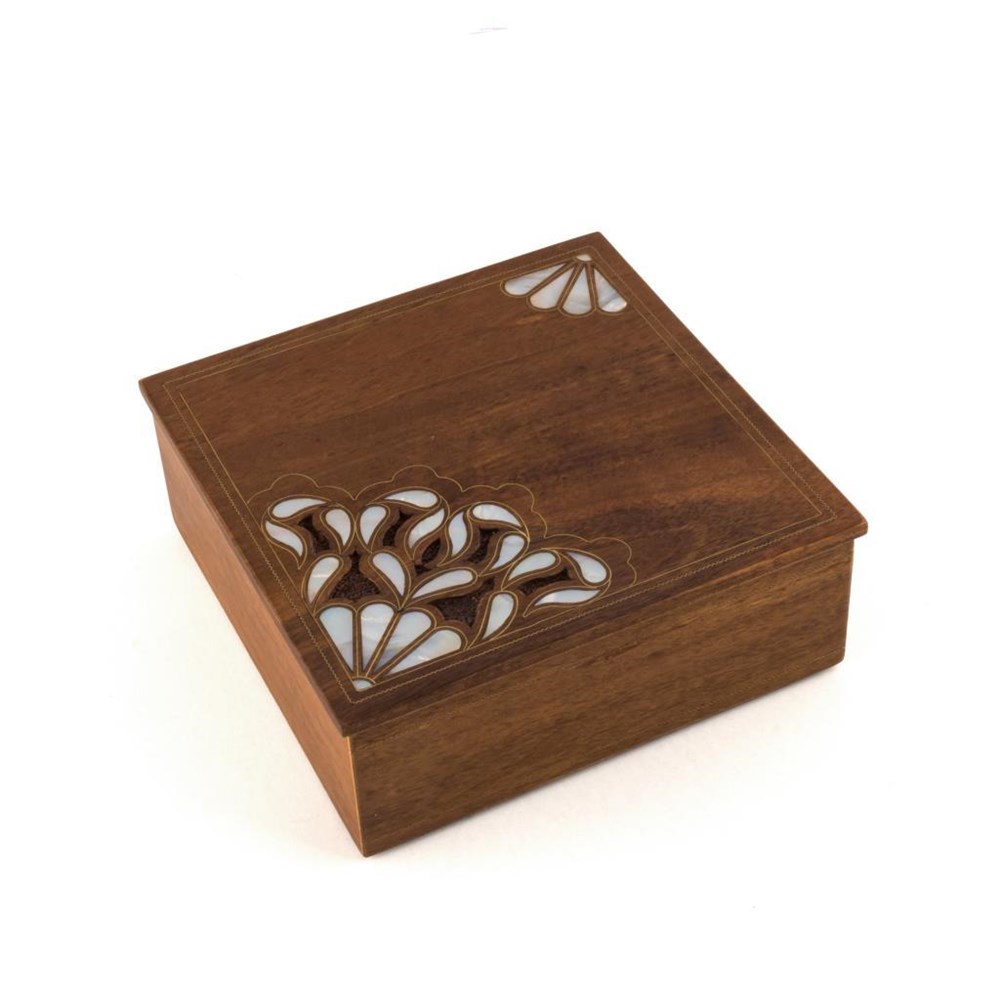 SEDEFLİ BAKIR İŞ KAPAKLI CEVİZ KUTU(20*20*7.5 cm)