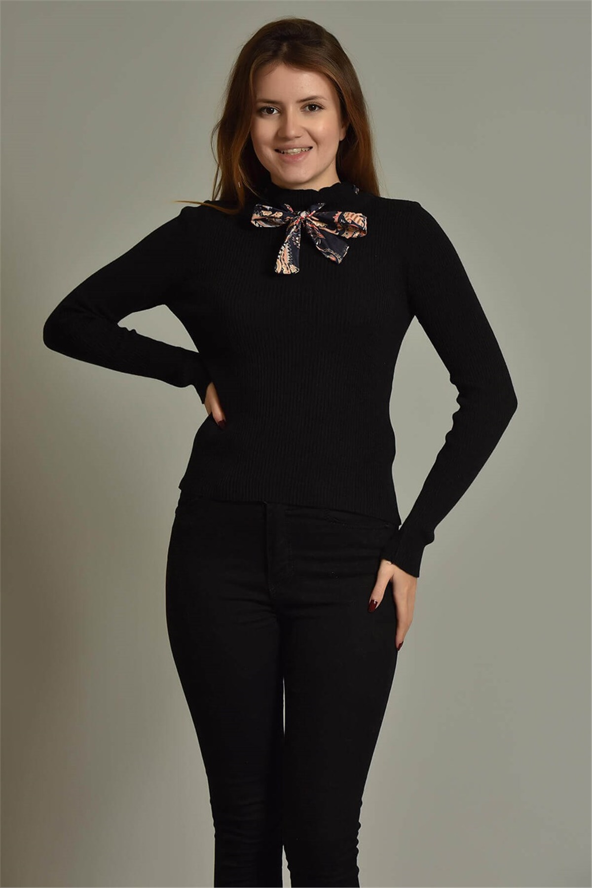 Siyah Yakası Fular Detay Triko Kazak - Moda Kapımda İle Kapınızda!