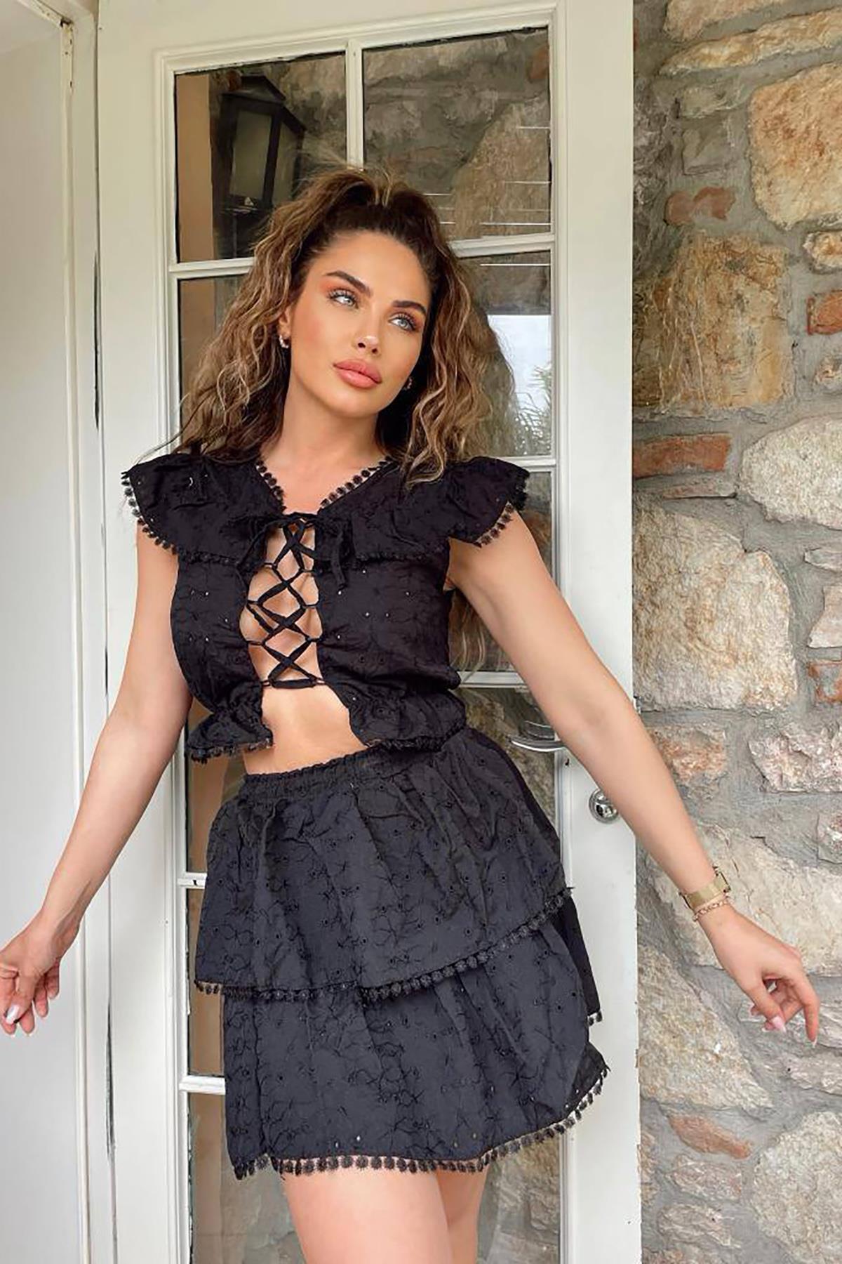 Siyah Brode Kumaş Göğüs Dekolteli Güpür Detay Etek Crop Takım