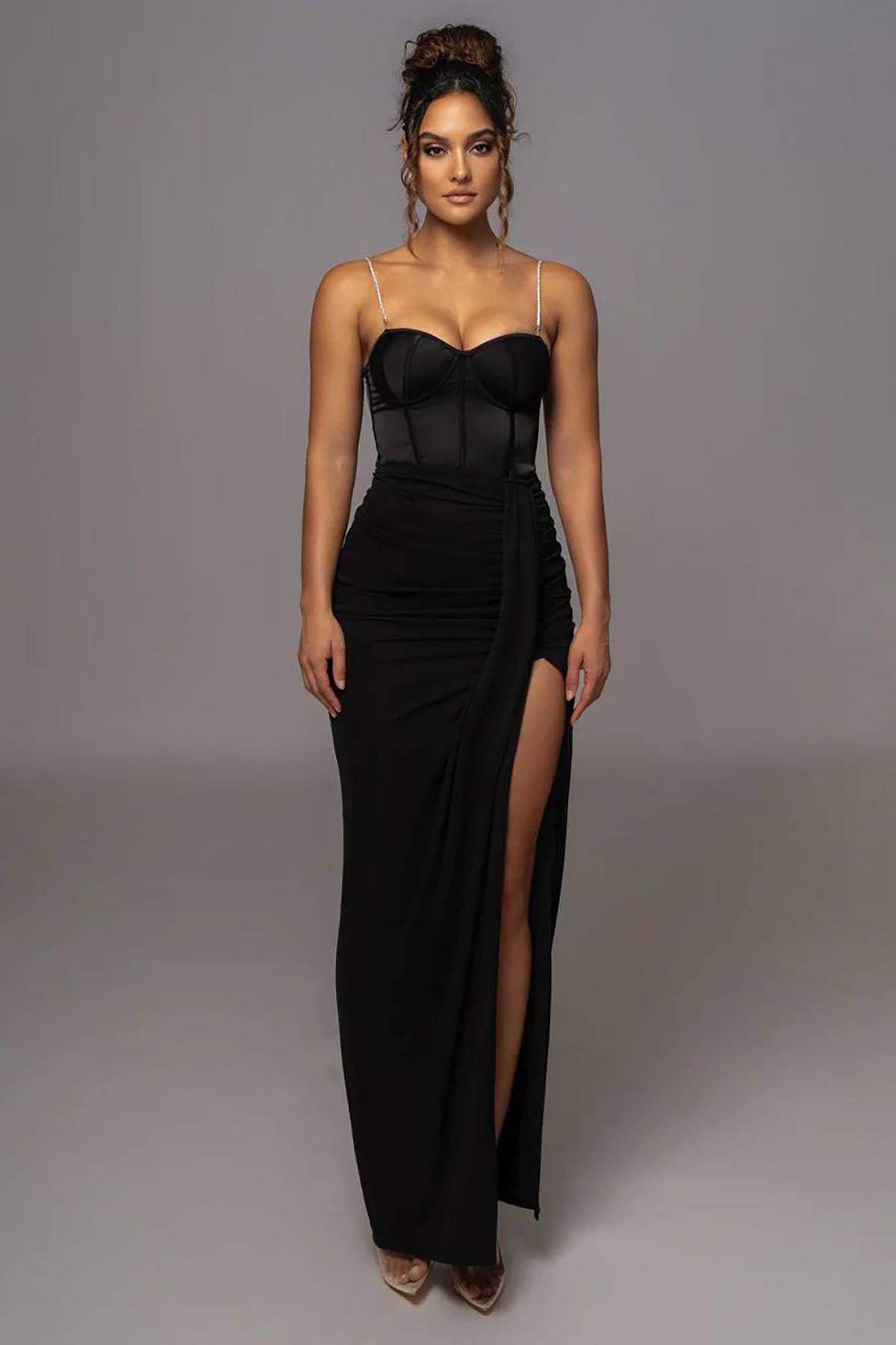 Siyah Likralı Scuba Kumaş Taş Askı Ve Gloplu Bodysuit Drape Ve Yırtmaç Dekolteli Etek Takım