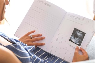 BBM-1001ANNE & BEBEKModern Bebek Anı Defteri - İlk 1 Yıl Hamilelik ve Anne Bebek Günlüğü - Ajandası + Mürekkepsiz El Ayak Baskı KitiFufizu