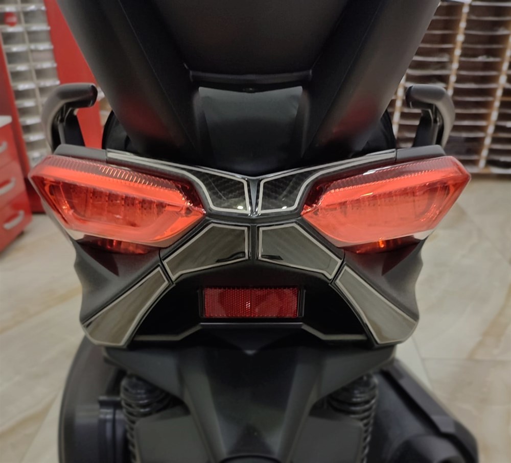 Yamaha Xmax 2018-2021 Karbon desen Arka Far Üstü Kuyruk Pad