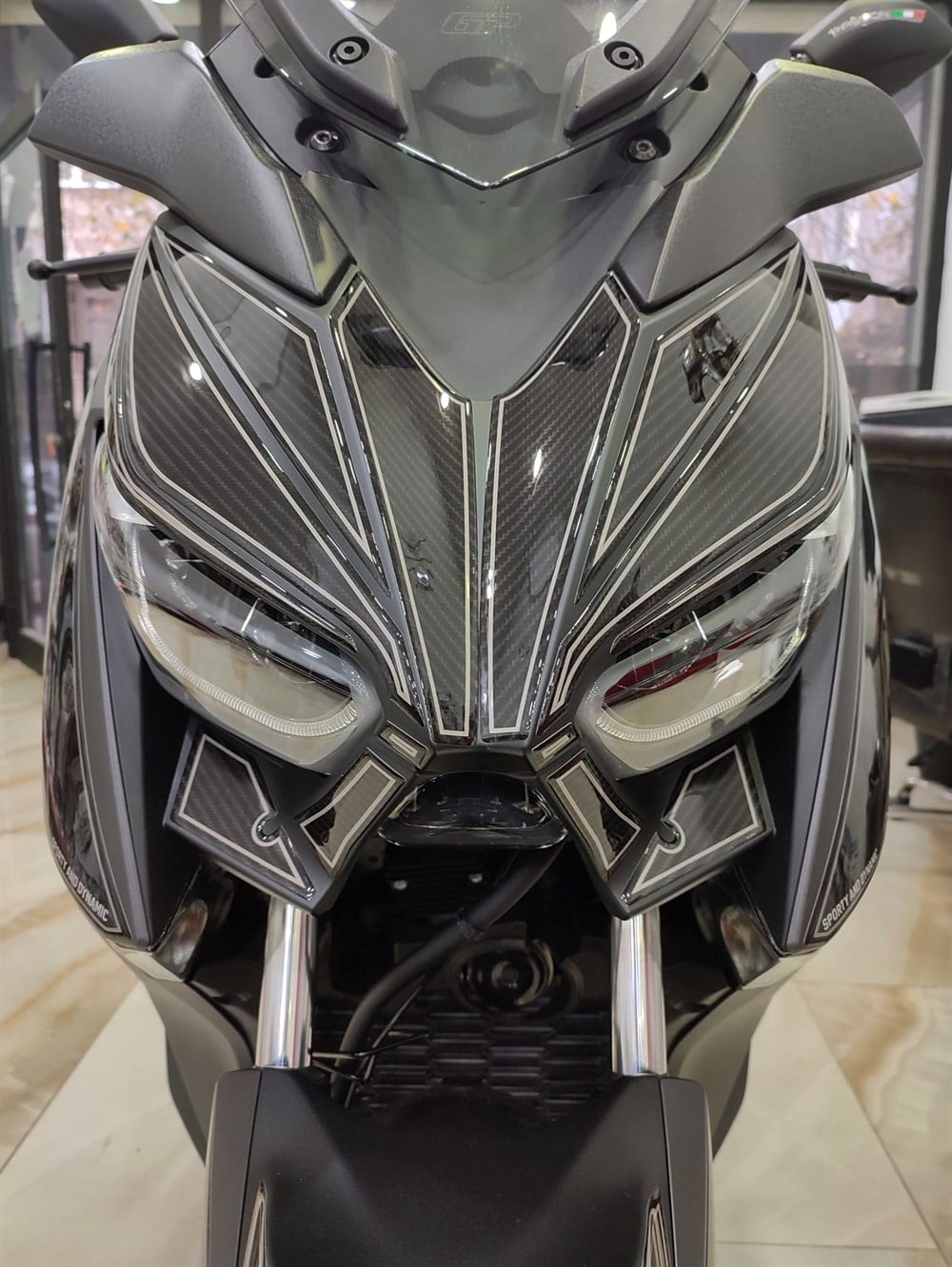 Yamaha Xmax 2018-2021 Karbon desen Ön far üstü Pad