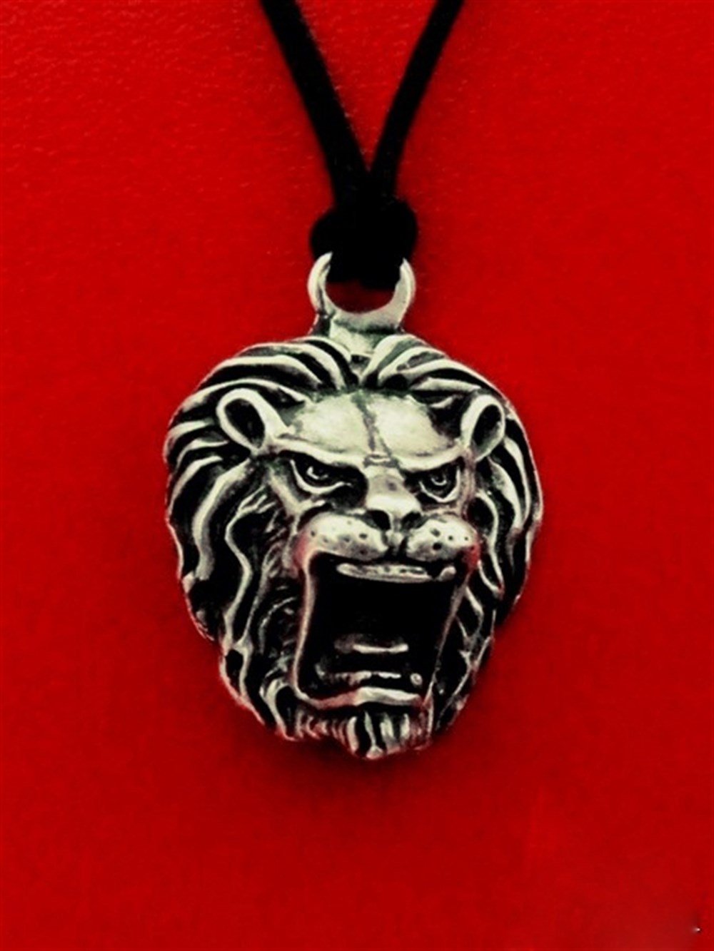 Kükreyen Aslan Kolye