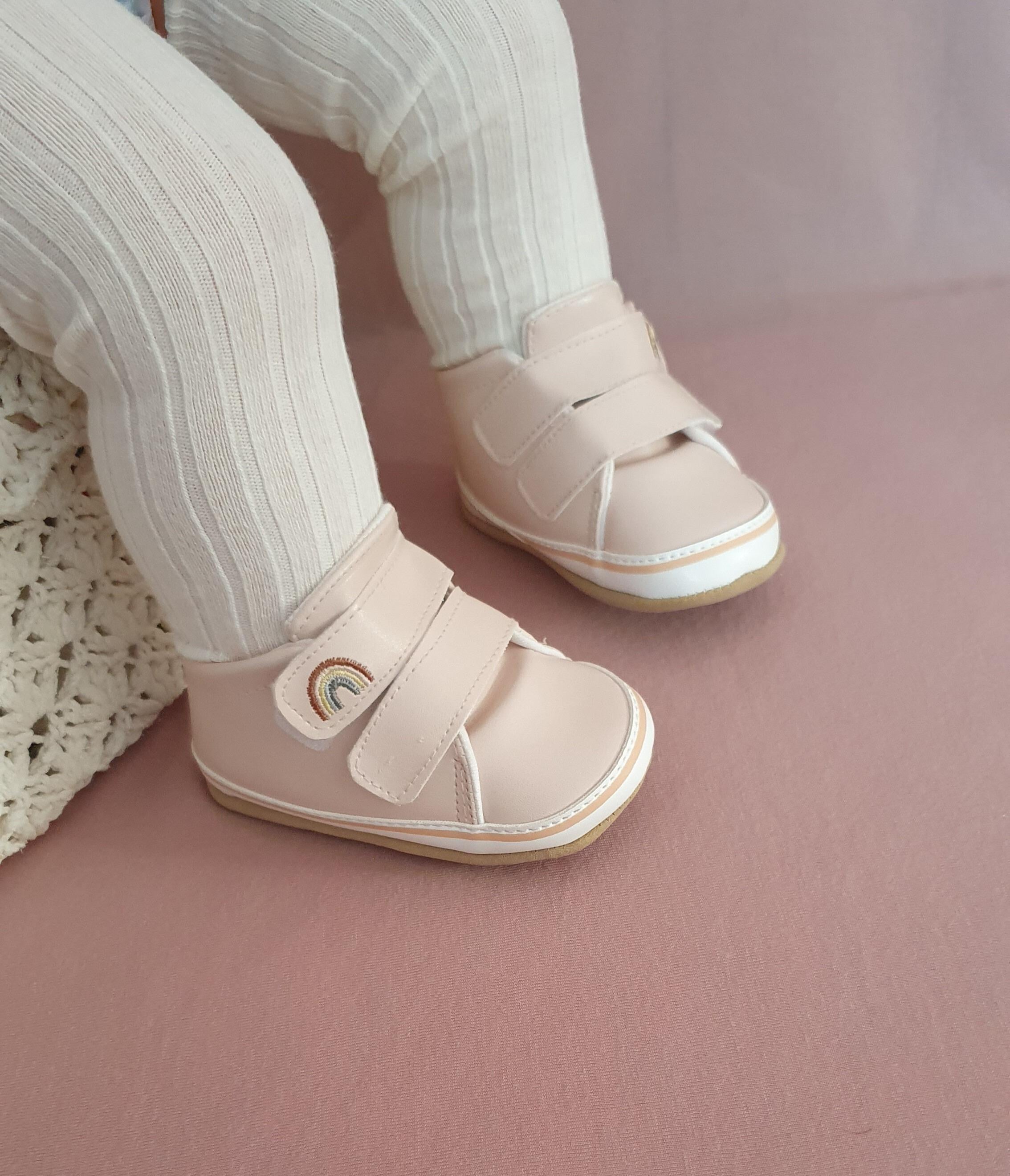 Pudra Gökkuşağı Nakışlı Cırt Cırtlı Kız Bebek Patik-G-2360