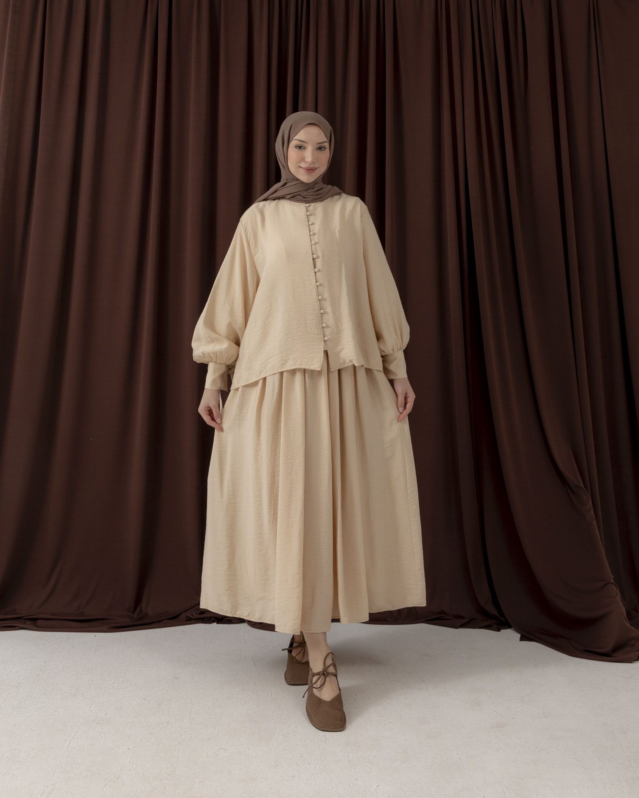 Düğme Detaylı Krem Etekli Takım