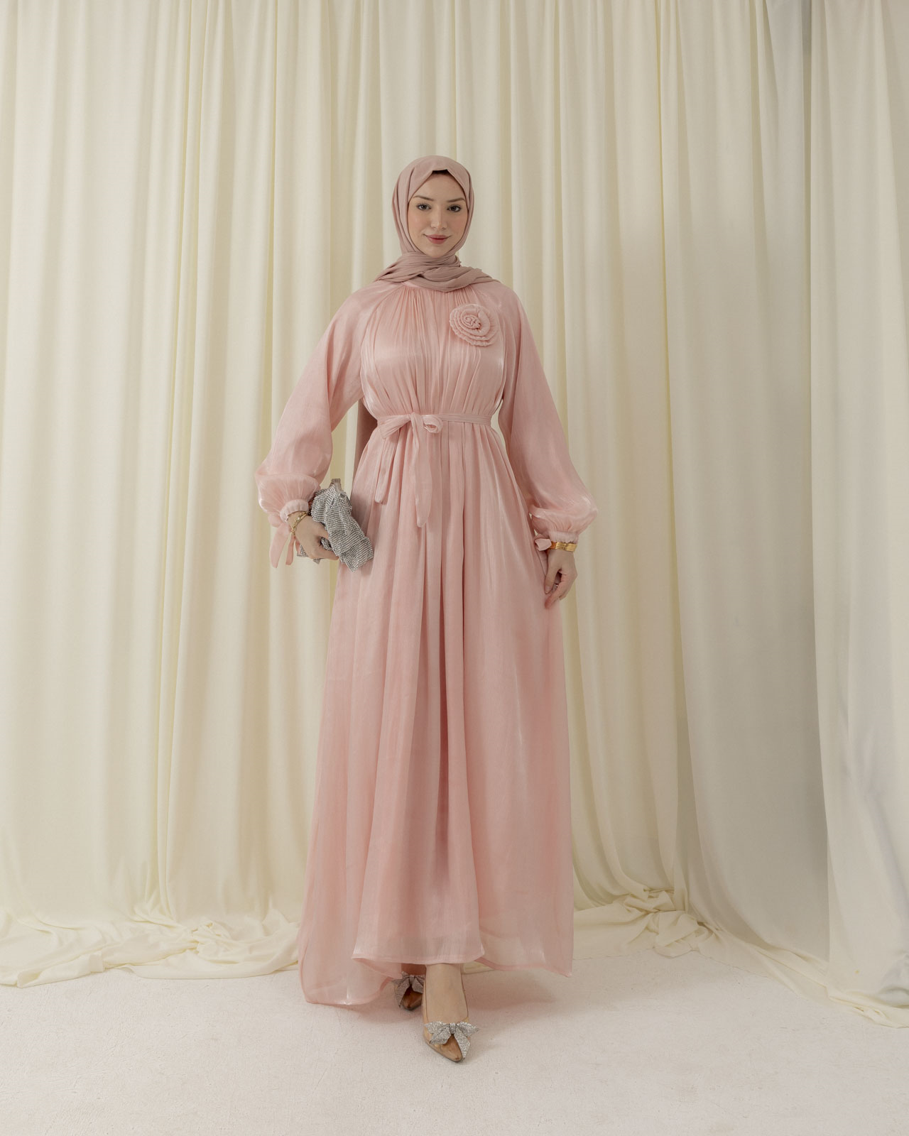 Kol Bağcıklı Aksesuarlı Pembe Elbise