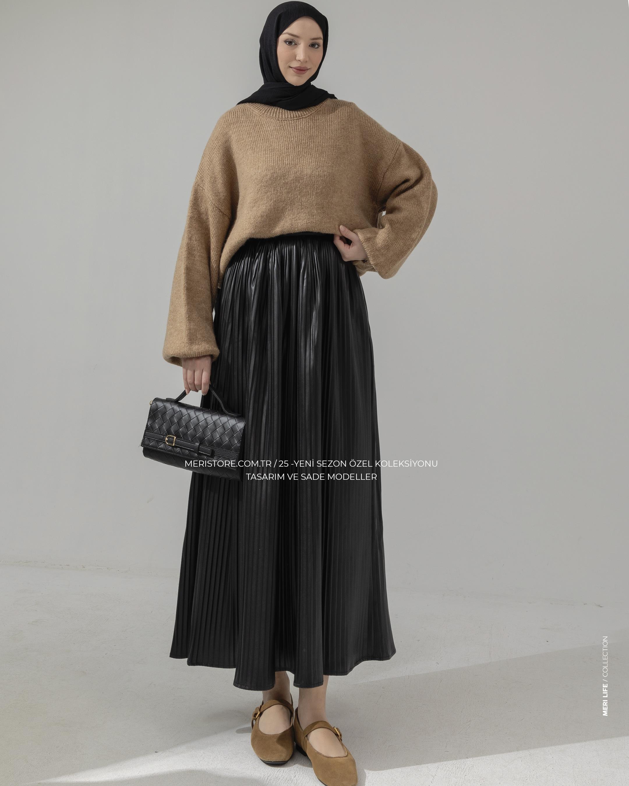 Piliseli Siyah Deri Etek