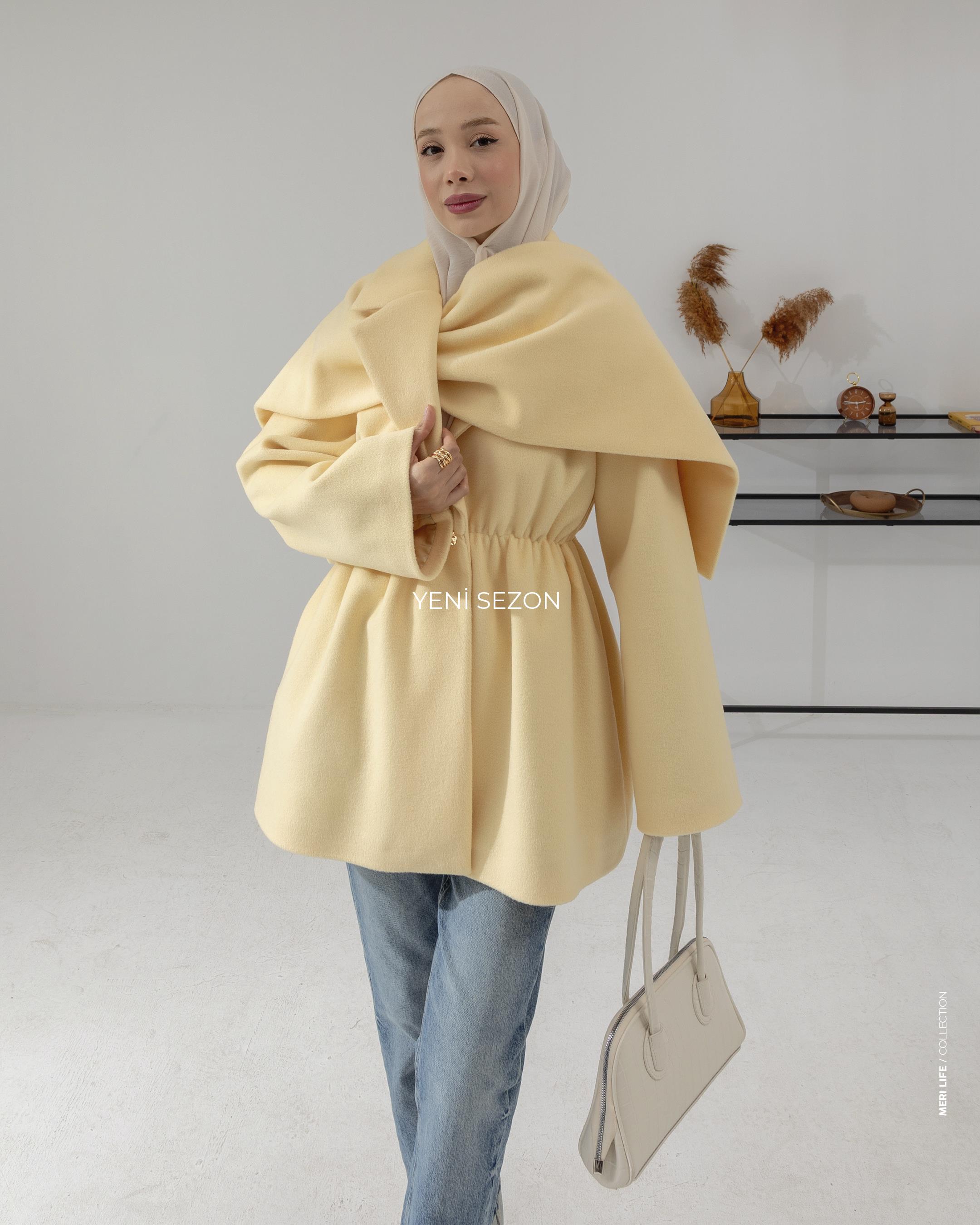 Atkı Detaylı Beli Lastikli Sarı Kaşe Ceket