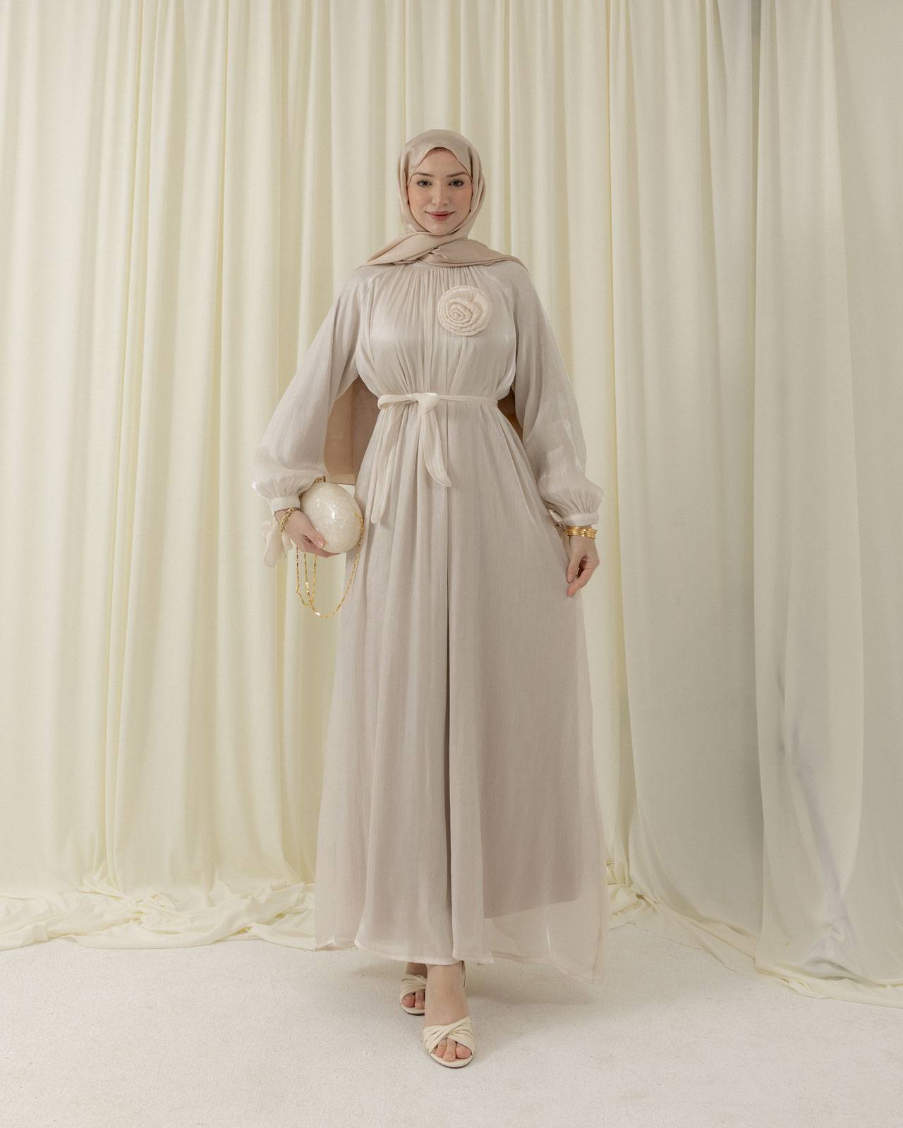 Kol Bağcıklı Aksesuarlı Krem Elbise