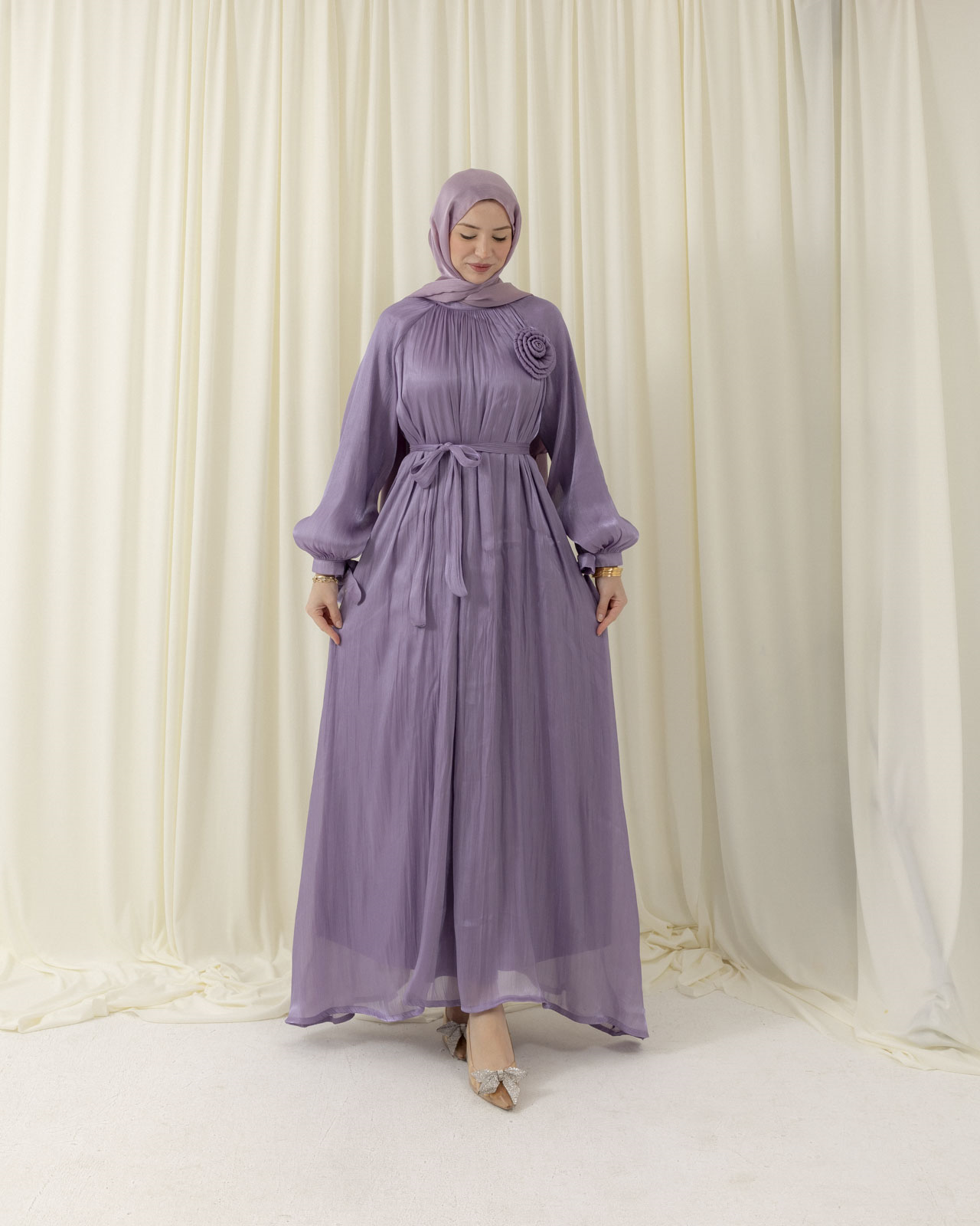 Kol Bağcıklı Aksesuarlı Lila Elbise