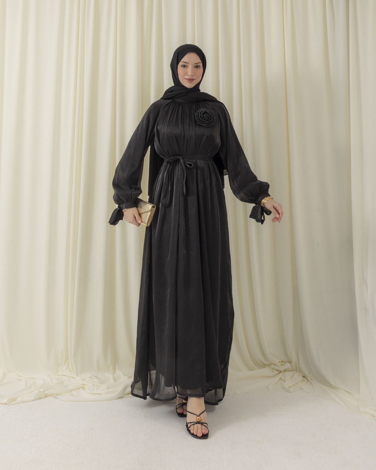 Kol Bağcıklı Aksesuarlı Siyah Elbise